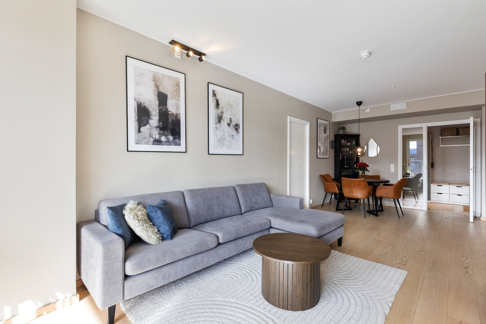 I stuen er det god plass til å møblere med sofa, salongbord og TV-seksjon. Galleribilde