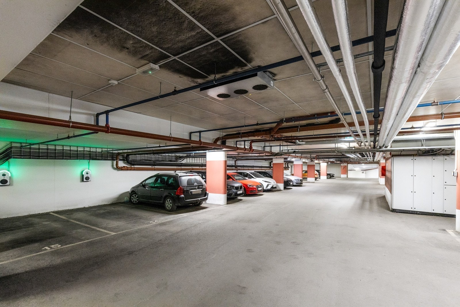 Parkeringsplass med el-lader i parkeringskjeller medfølger. Galleribilde