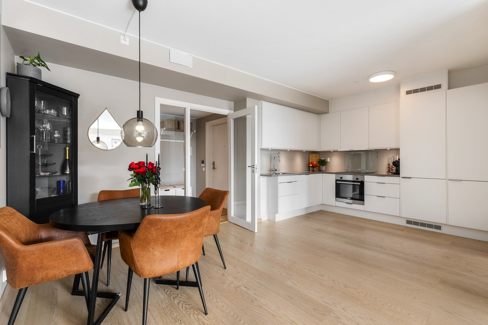 Kjøkkenet i boligen er holdt i en åpen løsning mot stuen, noe som skaper en sosial sone for matlagingen. Galleribilde