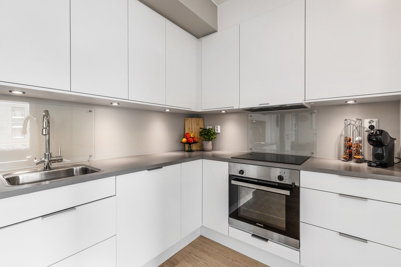 Kjøkkeninnredning er fra Norema med glatte fronter og laminat benkeplate med nedfelt vaskekum. Galleribilde