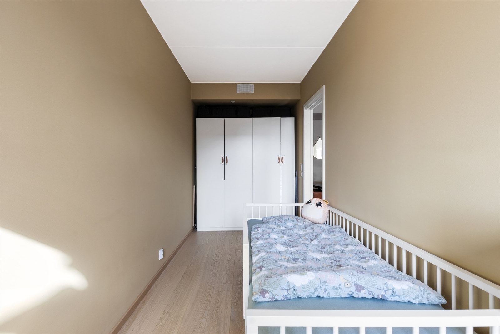 Boligens andre soverom passer ypperlig som barnerom, gjesterom eller kontor. Galleribilde