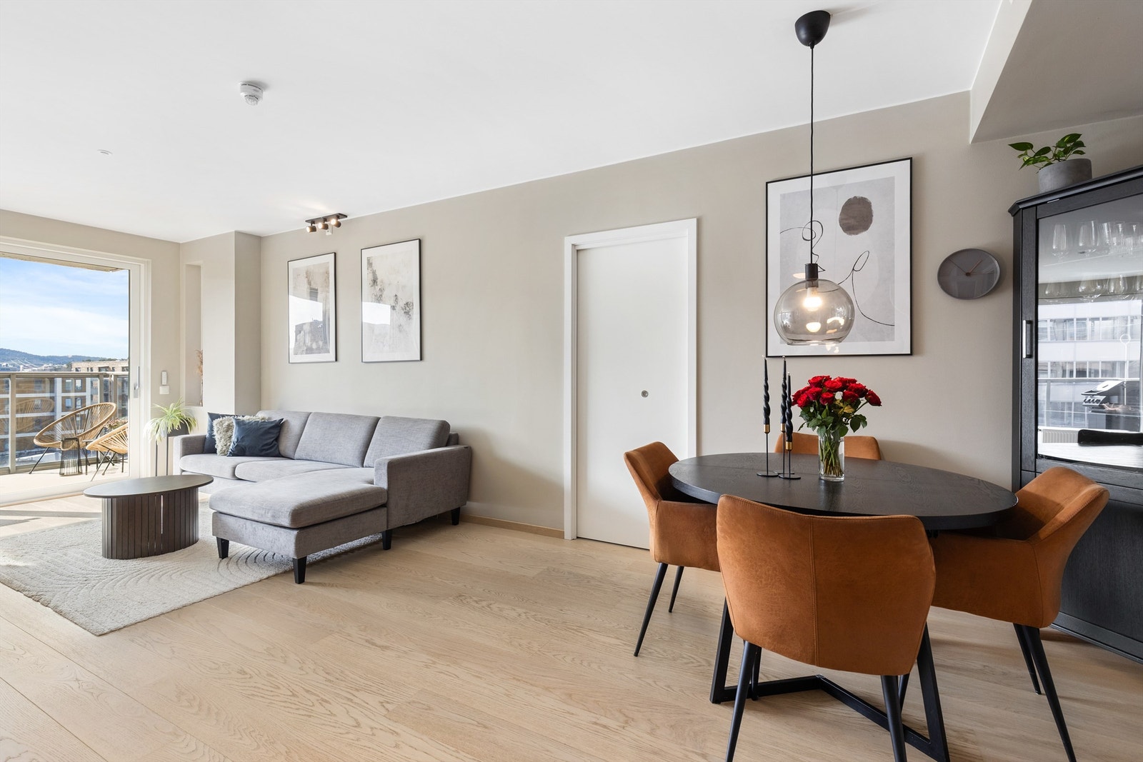 Stuen er romslig og luftig med store vindusflater som slipper inn rikelig med dagslys. Galleribilde