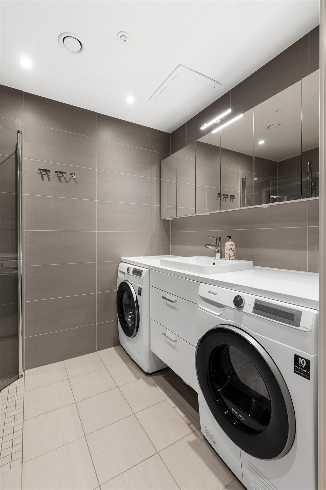 Her er det både plass og opplegg til både vaskemaskin og tørketrommel i tilpasset innredning. Galleribilde