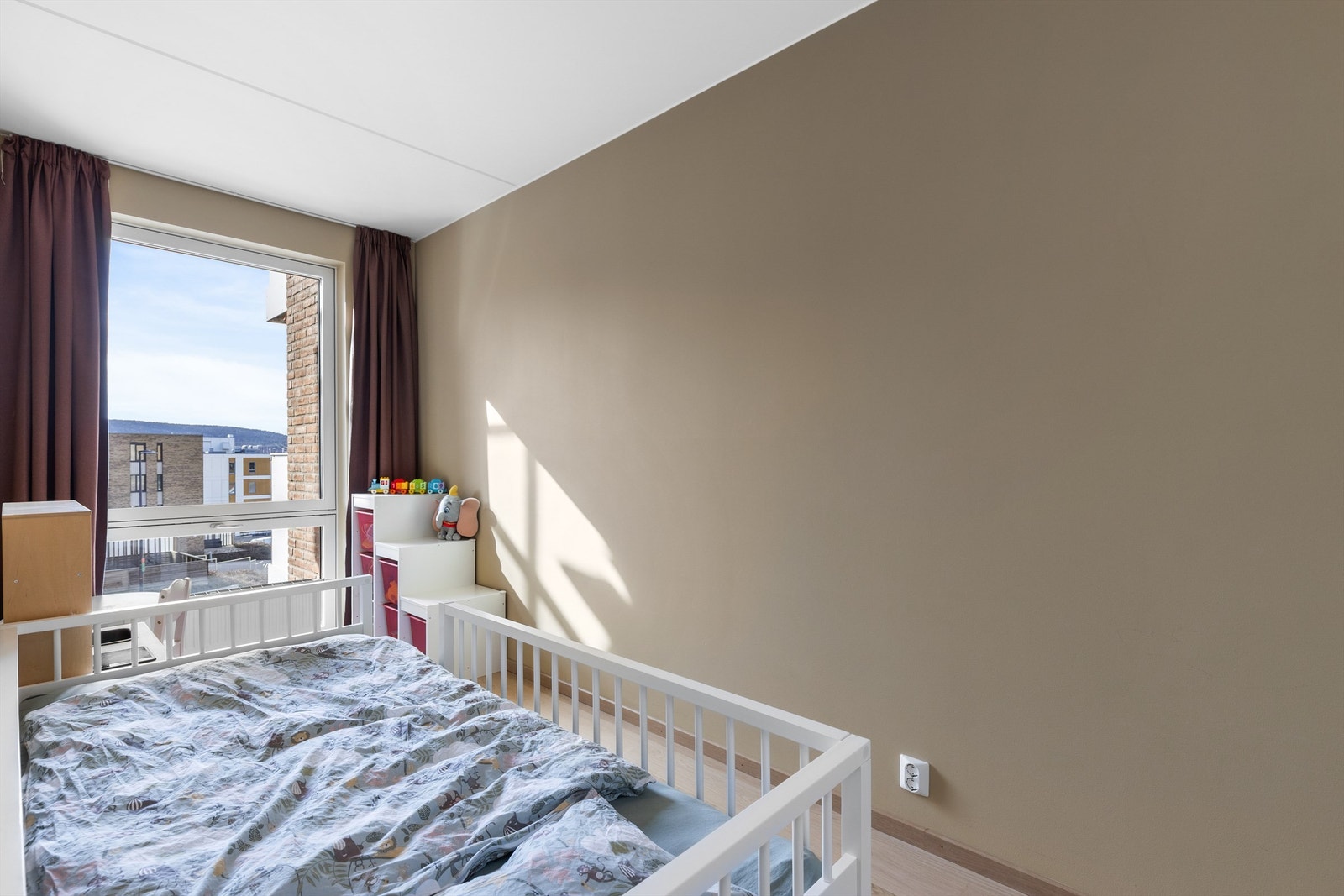 Her er det plass til seng, nattbord og annet ønskelig soveromsmøblement. Galleribilde