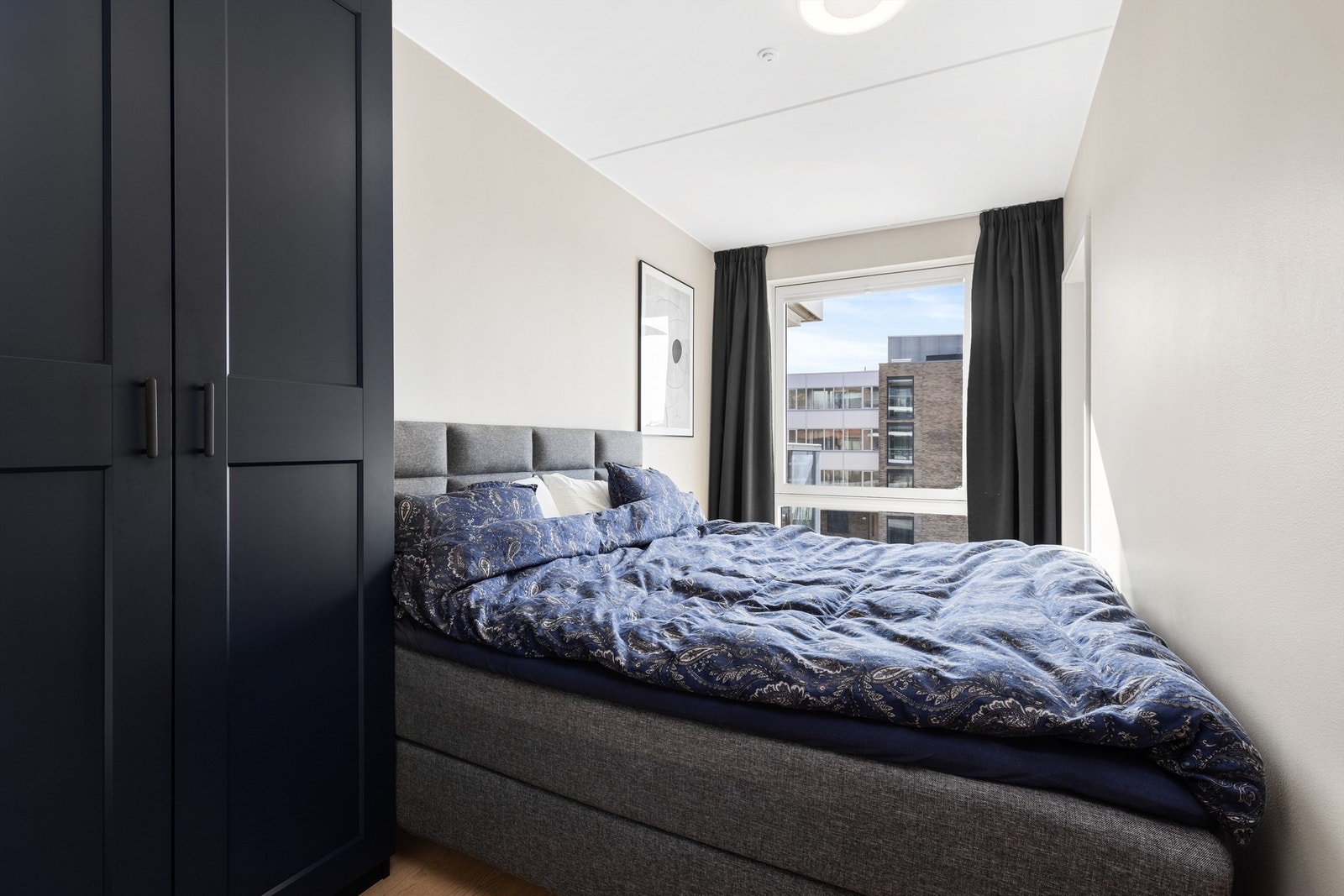 Hovedsoverommet er av god størrelse med plass til dobbeltseng, nattbord på begge sider og klesskap. Galleribilde