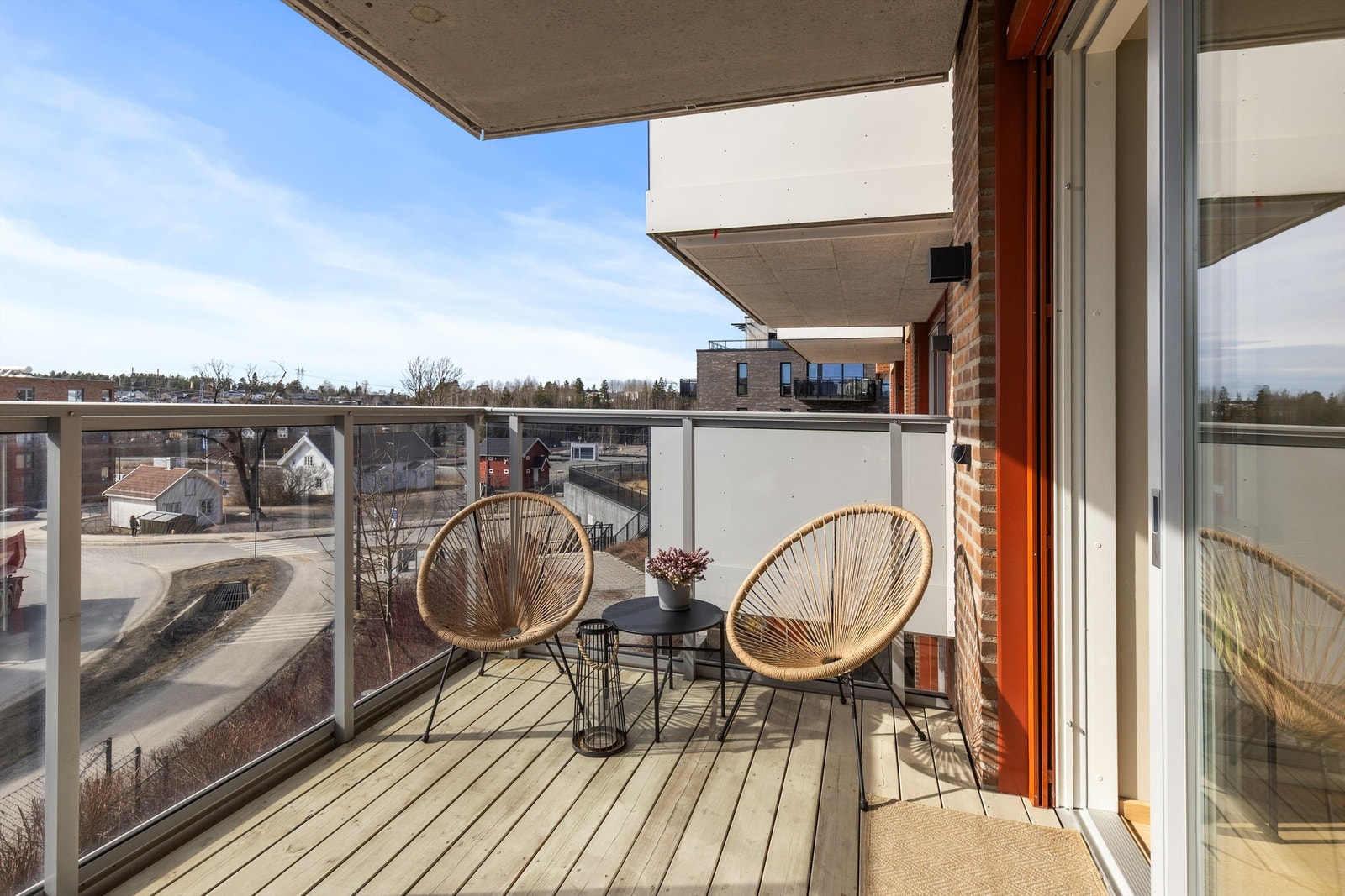 Fra stuen er det utgang til boligens balkong, med gode solforhold og plass til ønsket utemøblement. Galleribilde