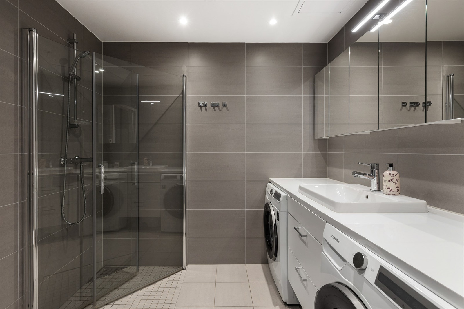 Badet er pent flislagt på gulv og vegger med vannbåren varme i gulvet. Galleribilde