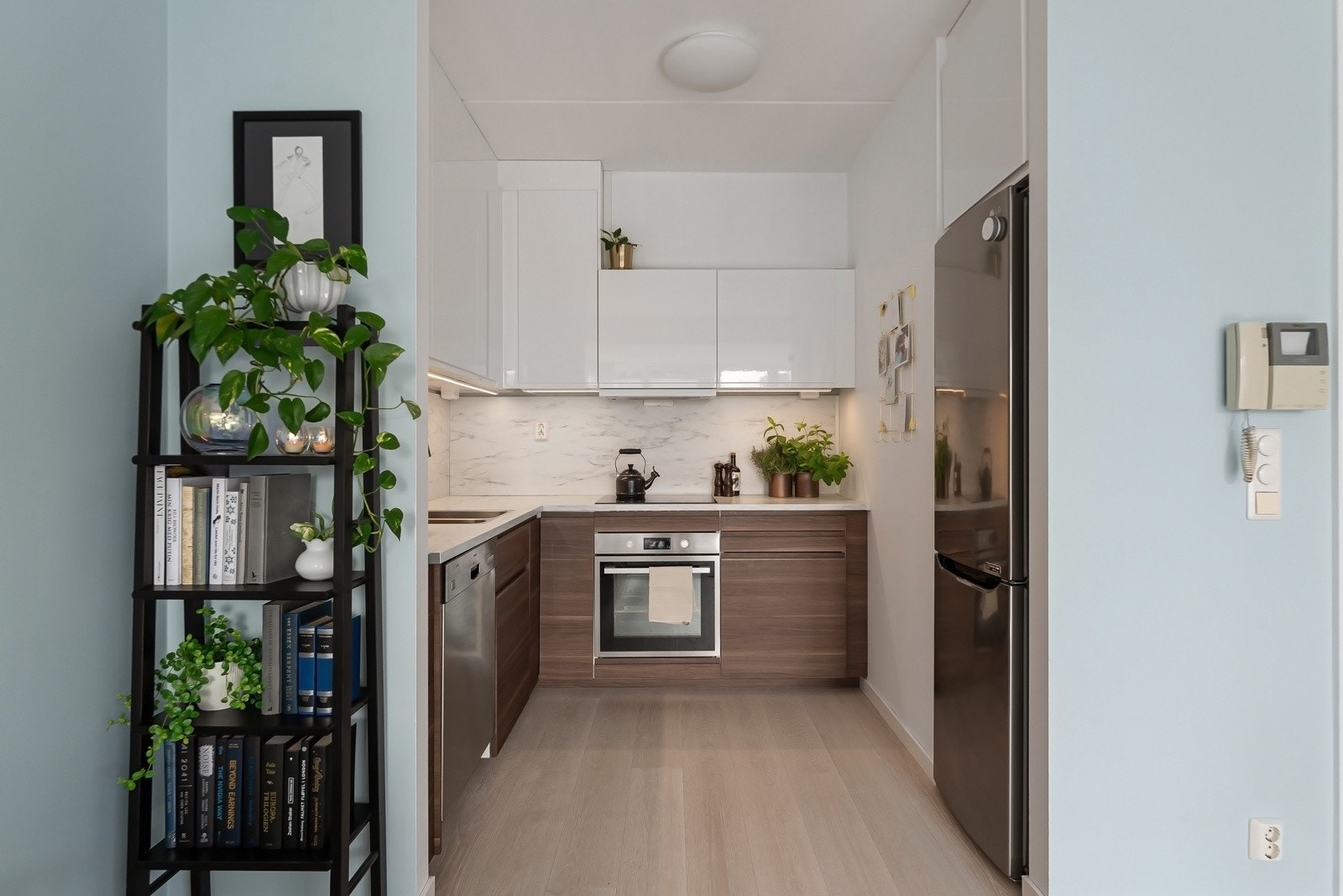 Ikea kjøkken fra 2019 med slette fronter og laminat benkeplate. Galleribilde