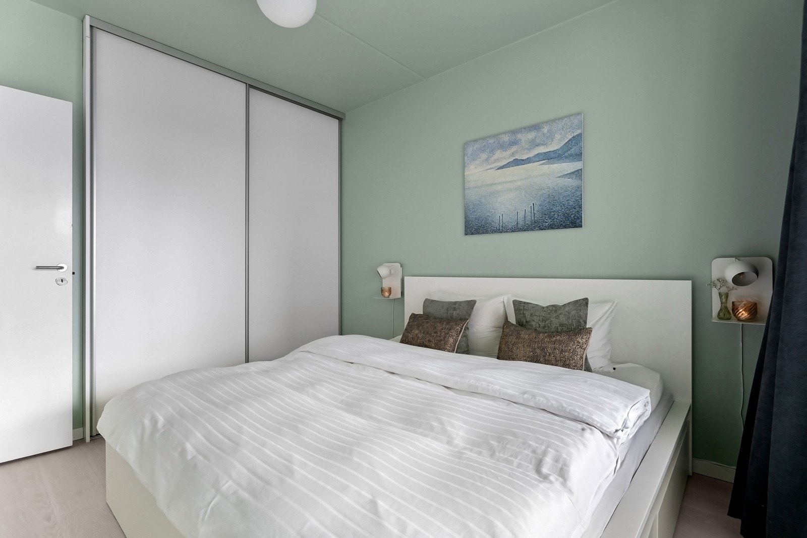 Innredet med stort, plassbygget skyvedørsgarderobe. Galleribilde