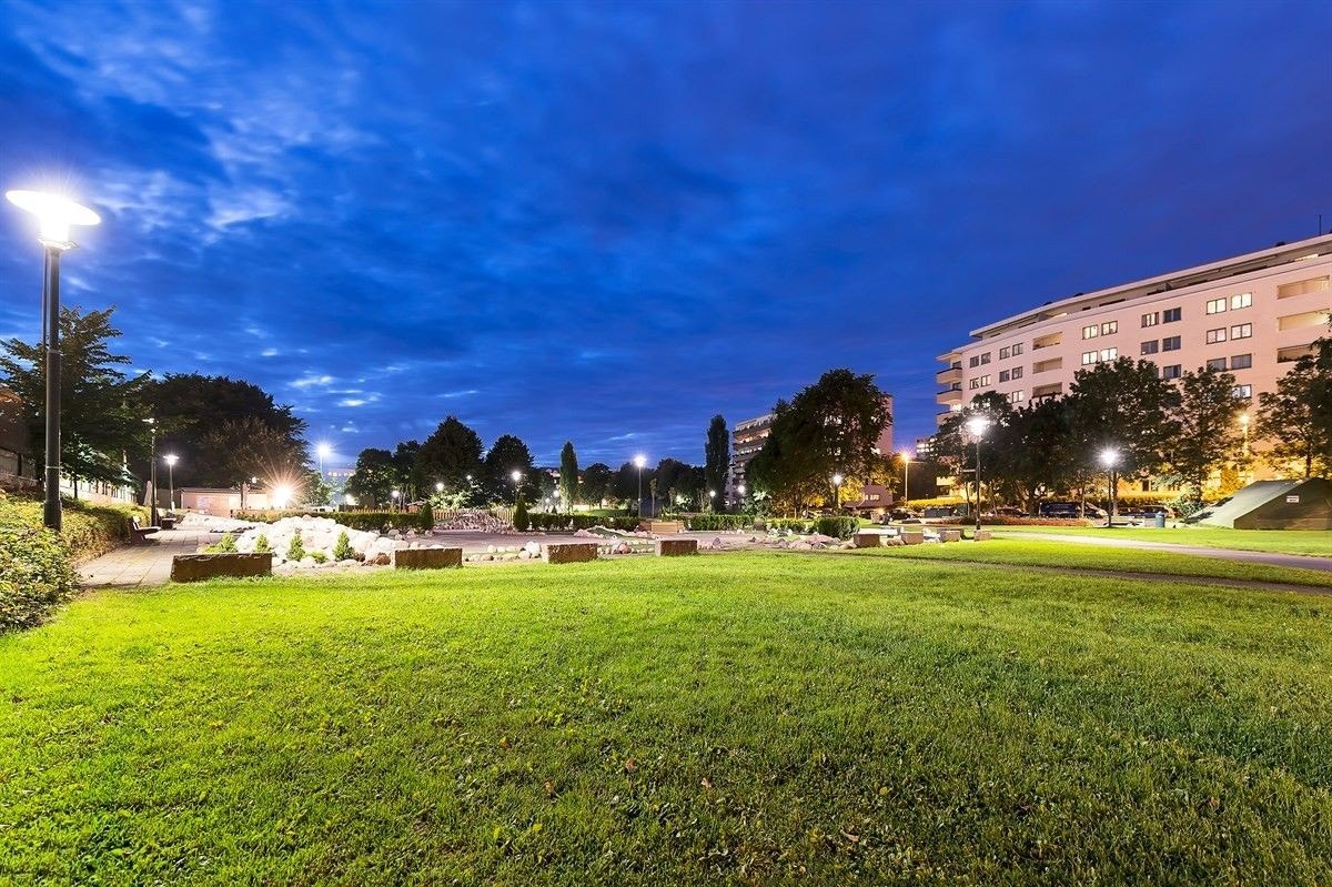 Flere flotte parkanlegg i området, blant annet Marienlystparken. Galleribilde