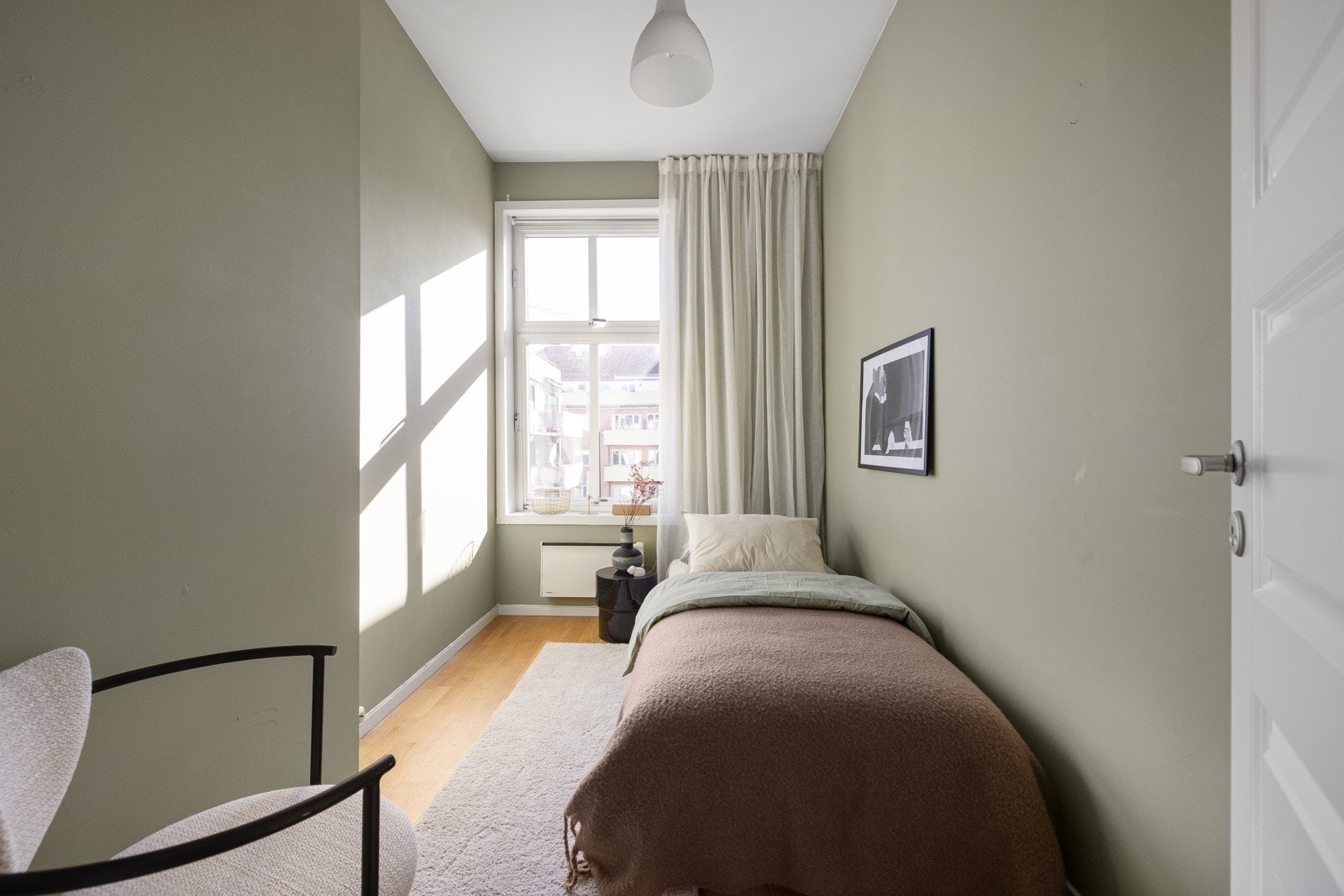 Det foreligger tillatelse til å bygge balkong med utgang fra soverommet mot bakgård. Galleribilde