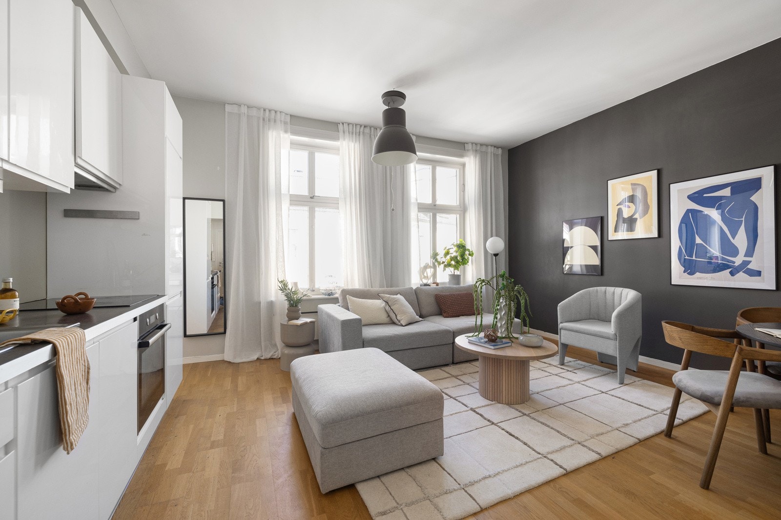 Stuen har store vindusflater som slipper inn rikelig med naturlig lys. Galleribilde