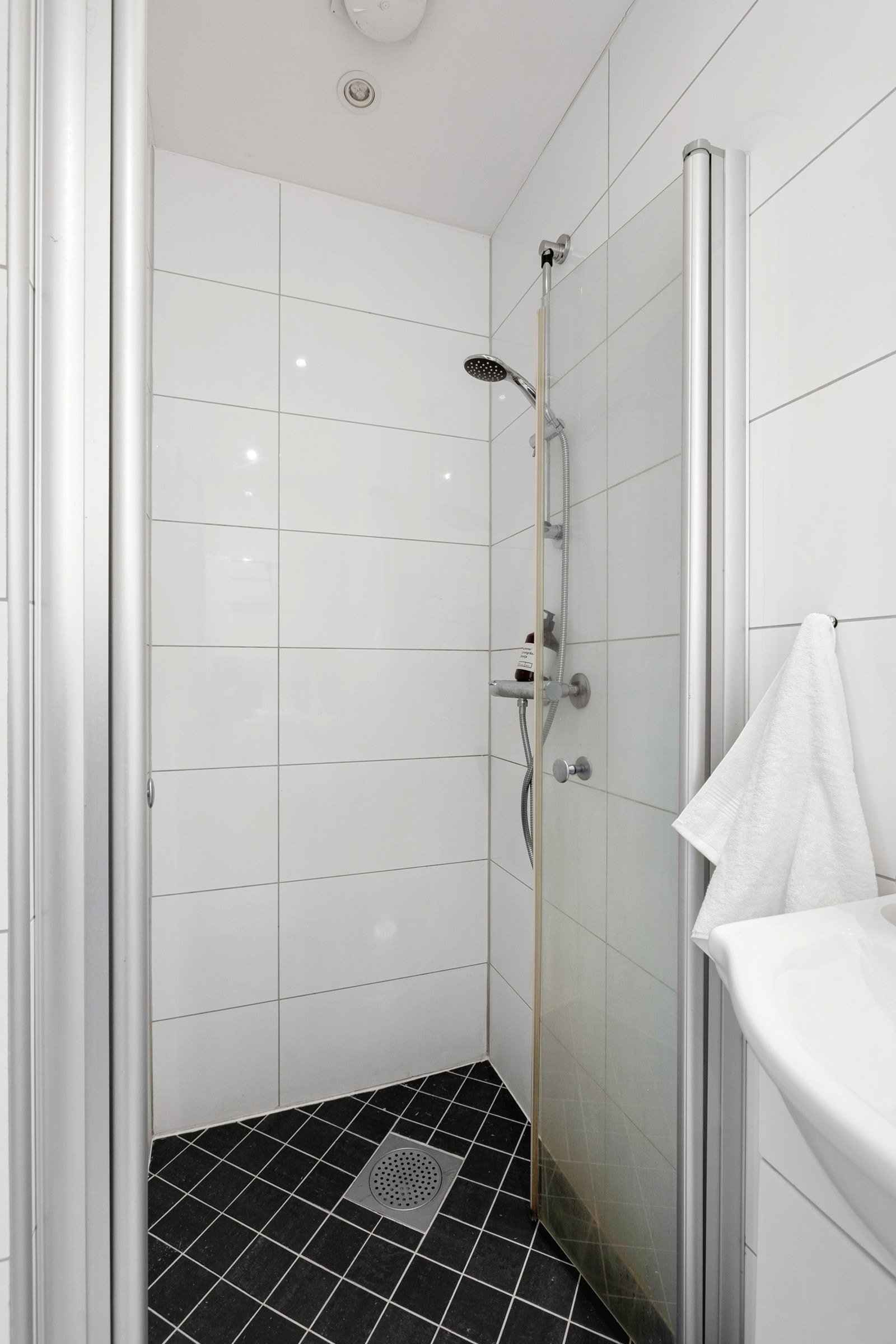 Badet er utstyr med opplegg for vaskemaskin og dusjnisje med glassdører. Galleribilde