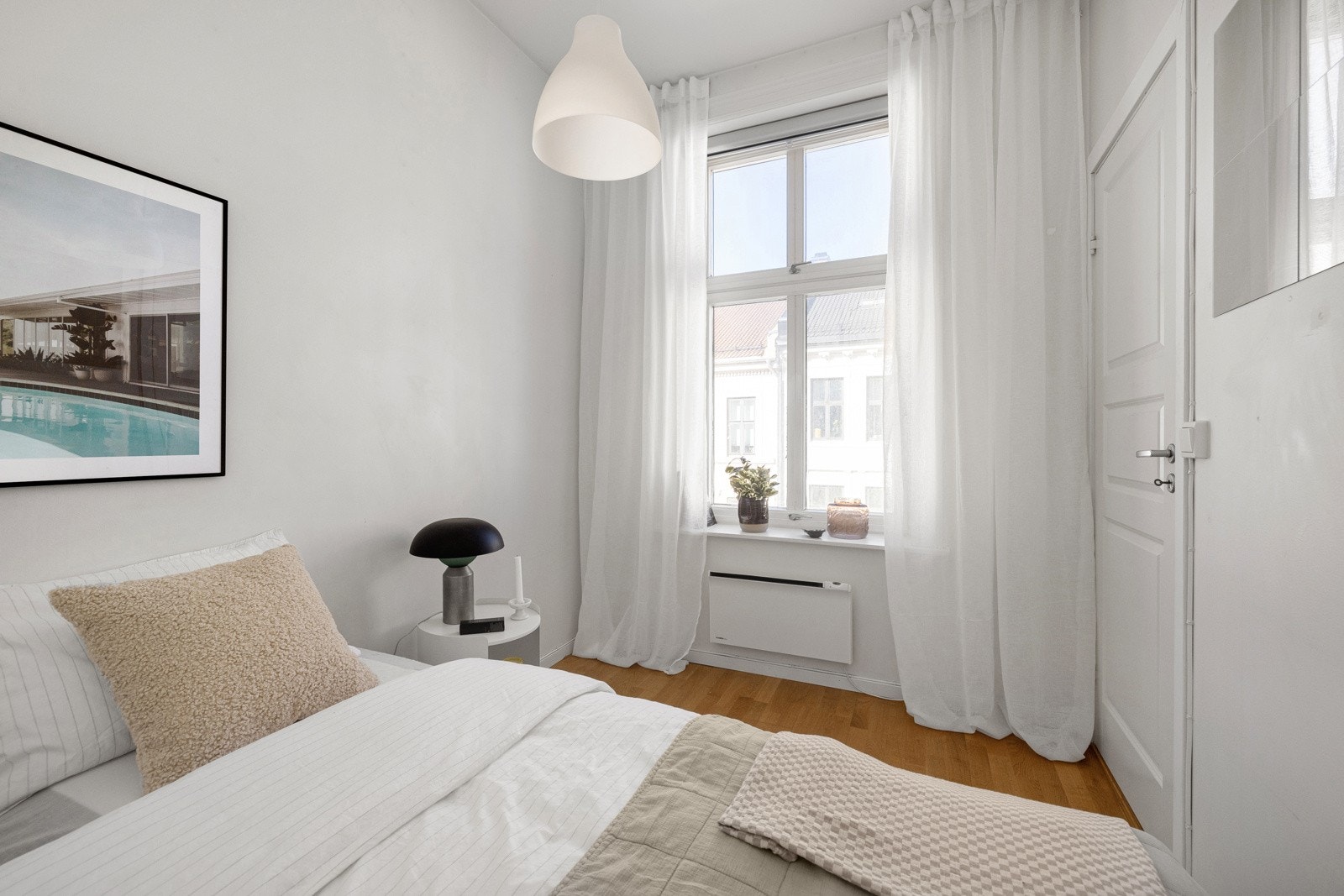 Stort vindu som slipper inn rikelig med naturlig lys. Galleribilde