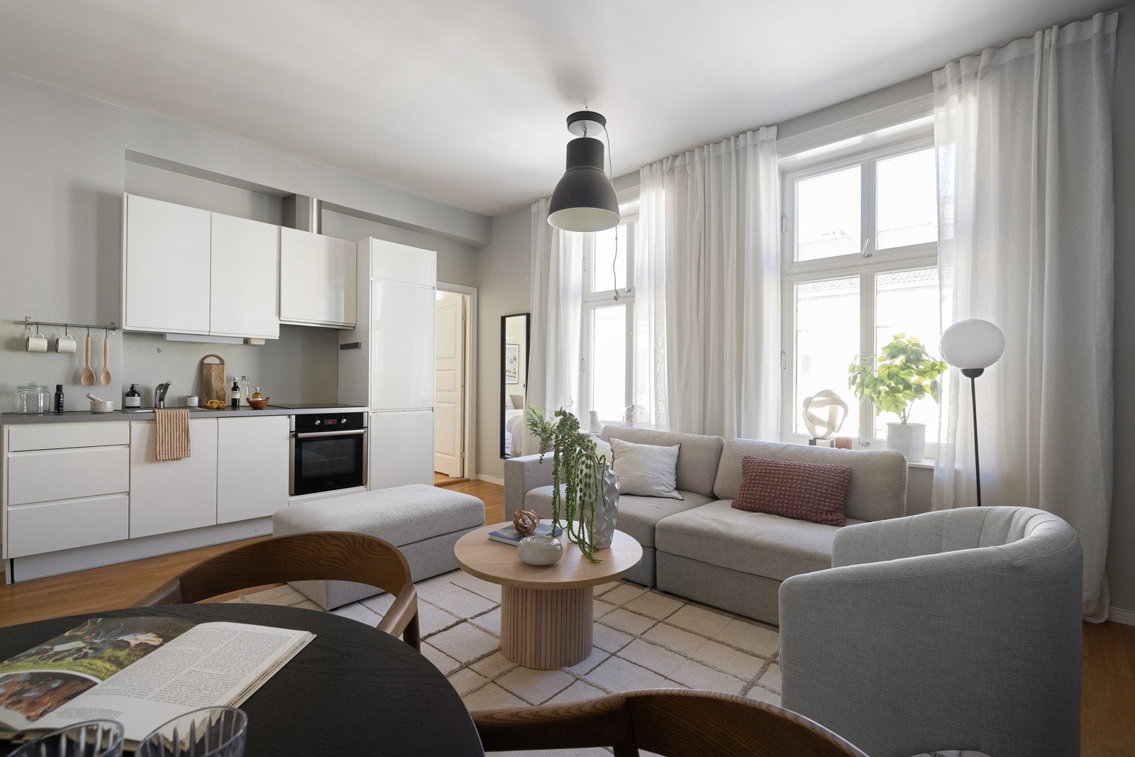 Kjøkkeninnredning med slette hvite fronter med høyglans laminering og innfelte håndtak. Galleribilde