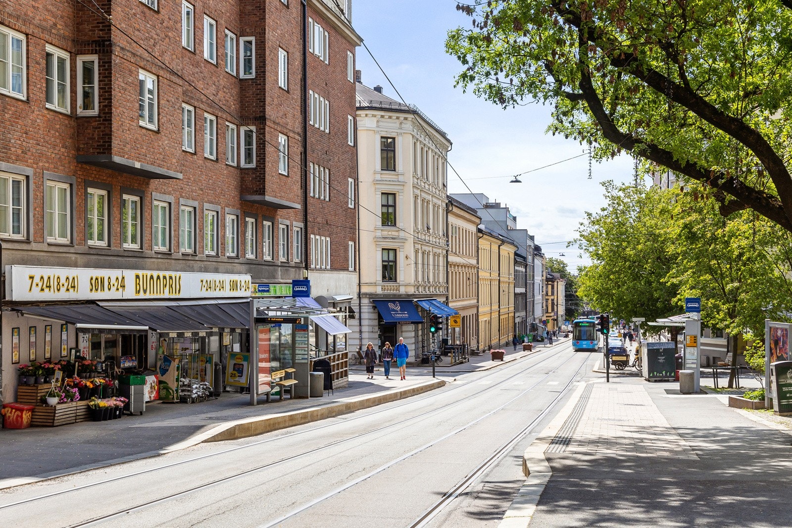 Dagligvarehandelen kan du gjøre på nærmeste butikker som KIWI Adamstuen, Joker, Bunnpris eller Extra i Thereses gate. Galleribilde