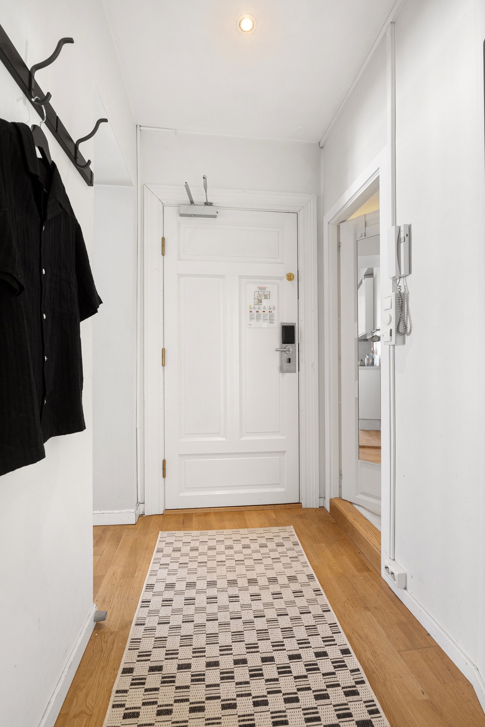 Det er lysmalte vegger og downlights i himlingen. Galleribilde