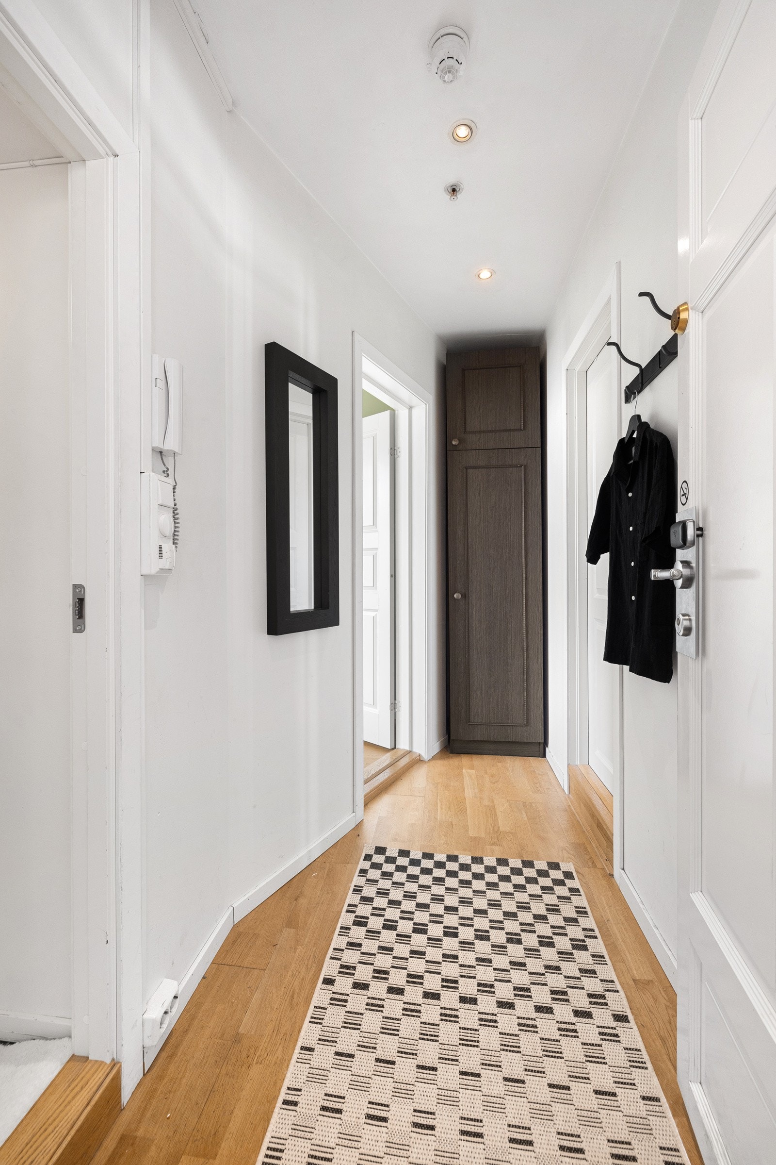 Velkommen inn - Entréen er innredet med et garderobeskap hvor yttertøyet kan ryddes bort. Galleribilde
