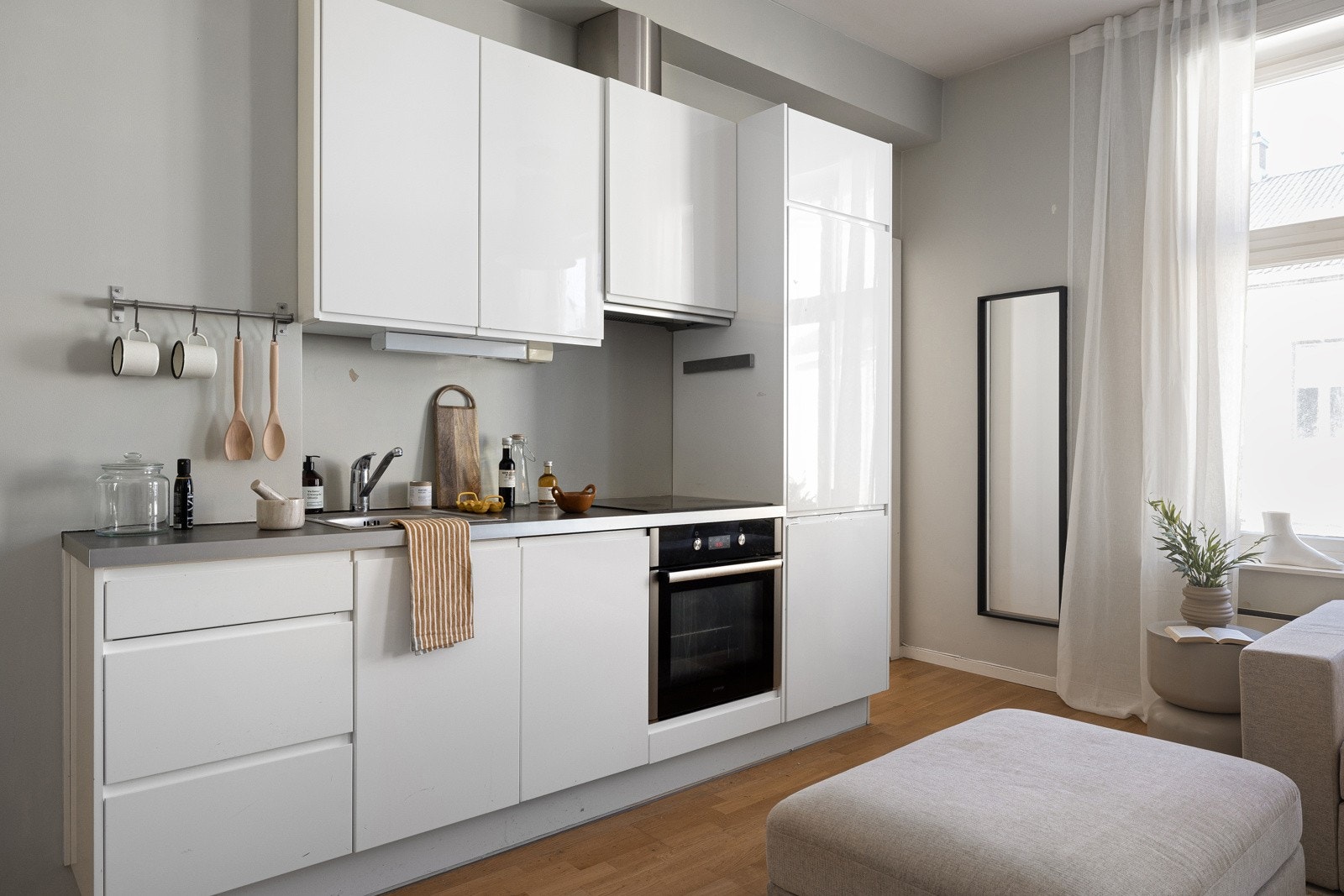 Mørklaminert benkeplate av spon med nedfelt vaskekum i børstet stål og ettgreps blandebatteri i rustfritt stål. Galleribilde