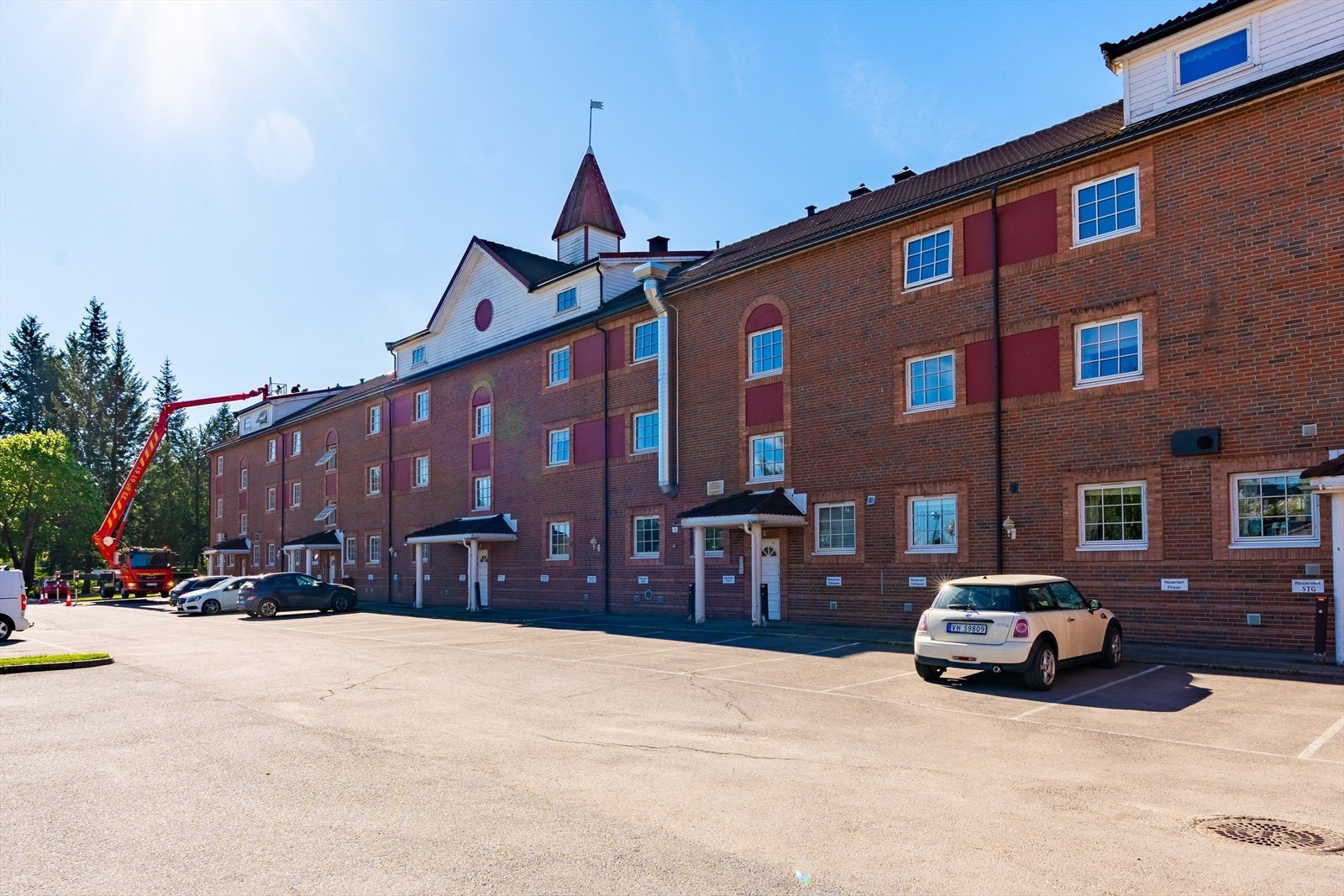 Boligen disponerer en utendørs biloppstillingsplass på sameiets eiendom. Det er montert elbillader på plassen. Galleribilde