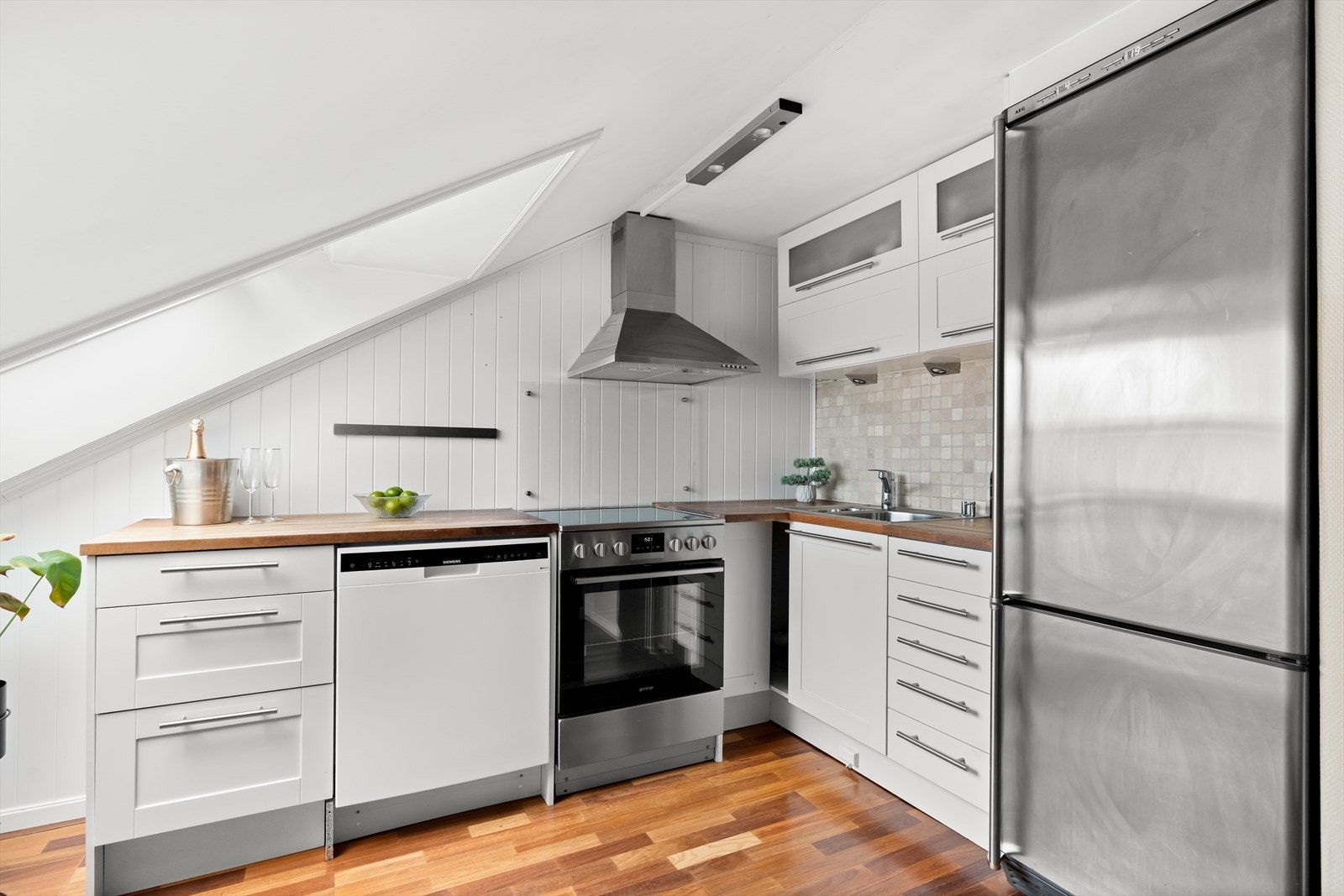 Innredningen har skap med profilerte fronter, samt en heltre benkeplate med nedfelt kum i rustfritt stål. Galleribilde