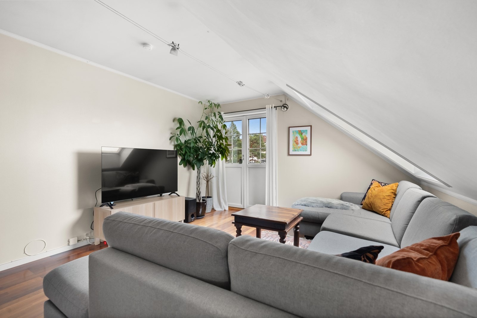 Stuen er av fin størrelse, og oppholdsrommet har en åpen og sosial løsning. Galleribilde