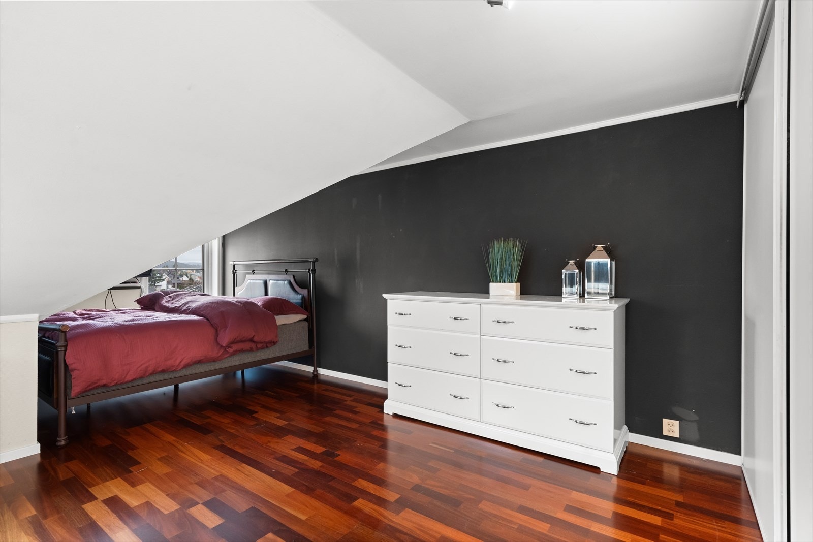 Det er skråtak i deler av rommet. Galleribilde