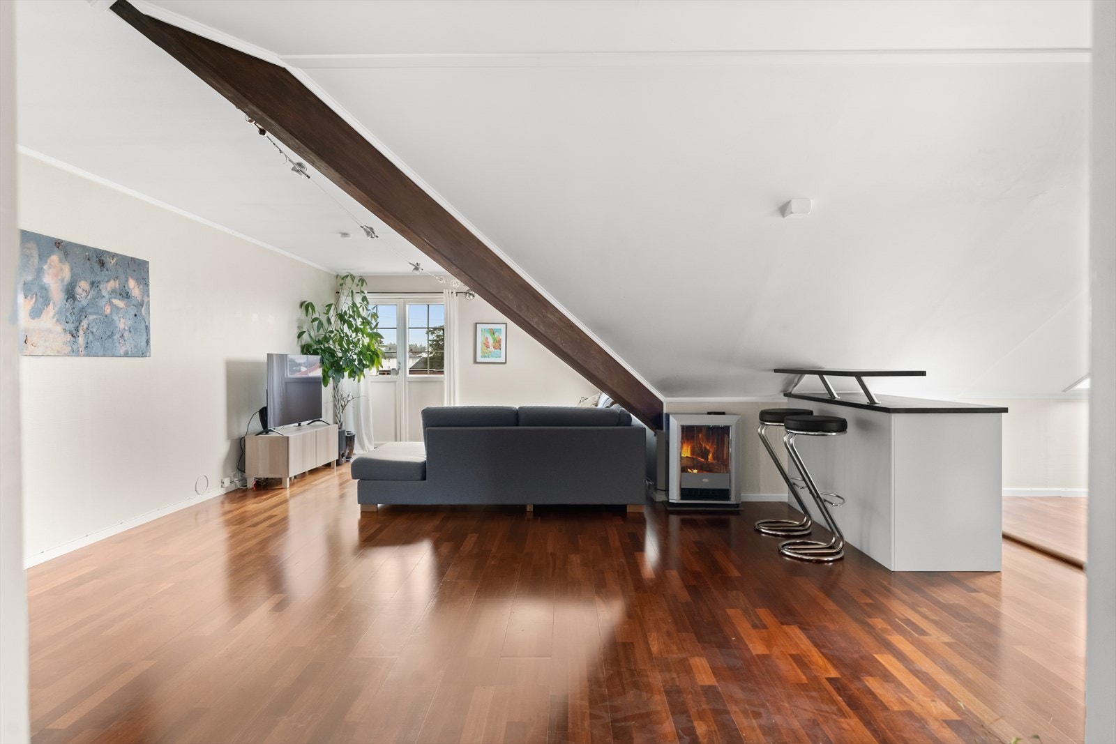 I stuen er det plass til sofaseksjon, tv-møbel og spisegruppe. Galleribilde