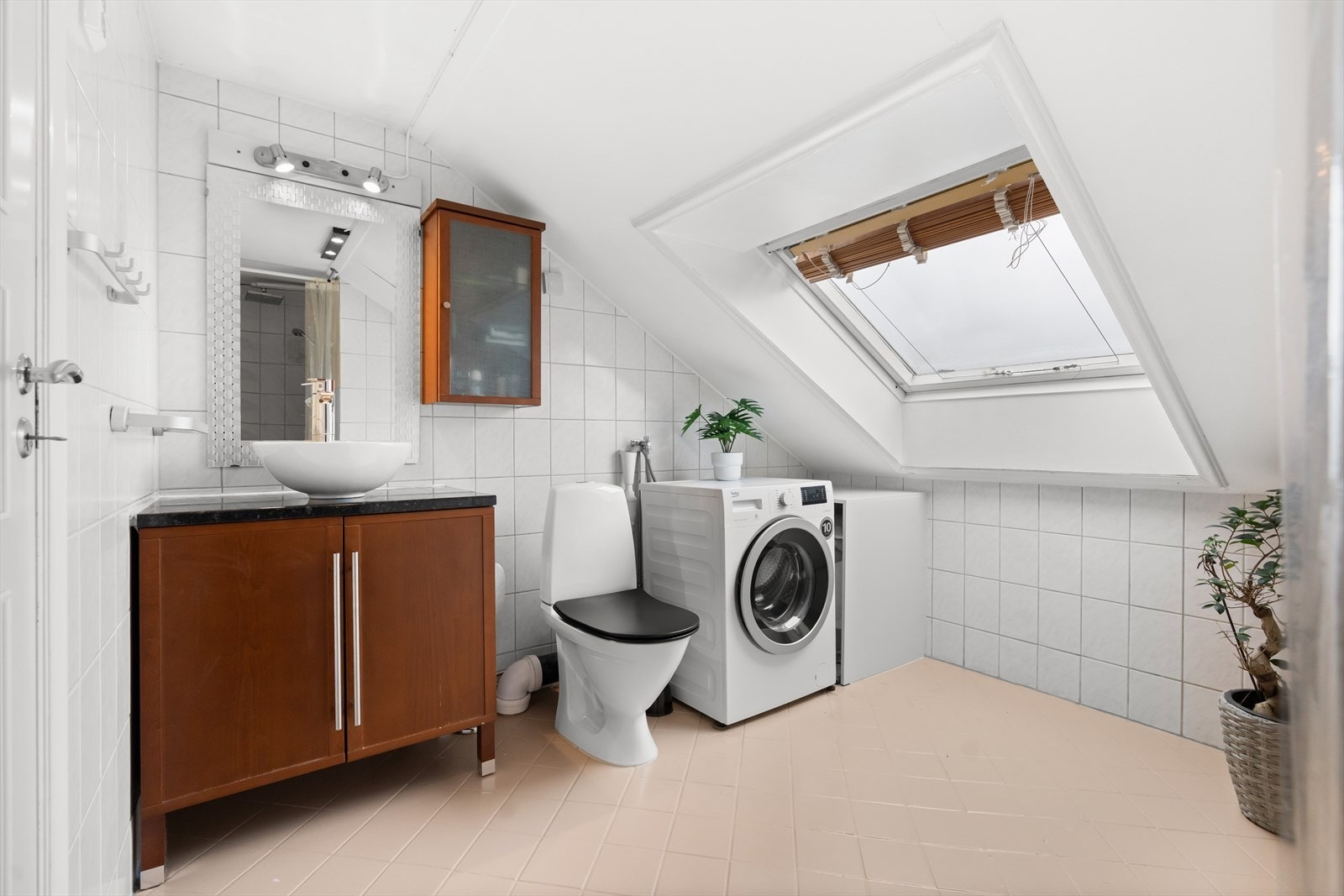 Leiligheten har et romslig bad av eldre dato. Gulv og vegger er flislagte. Galleribilde