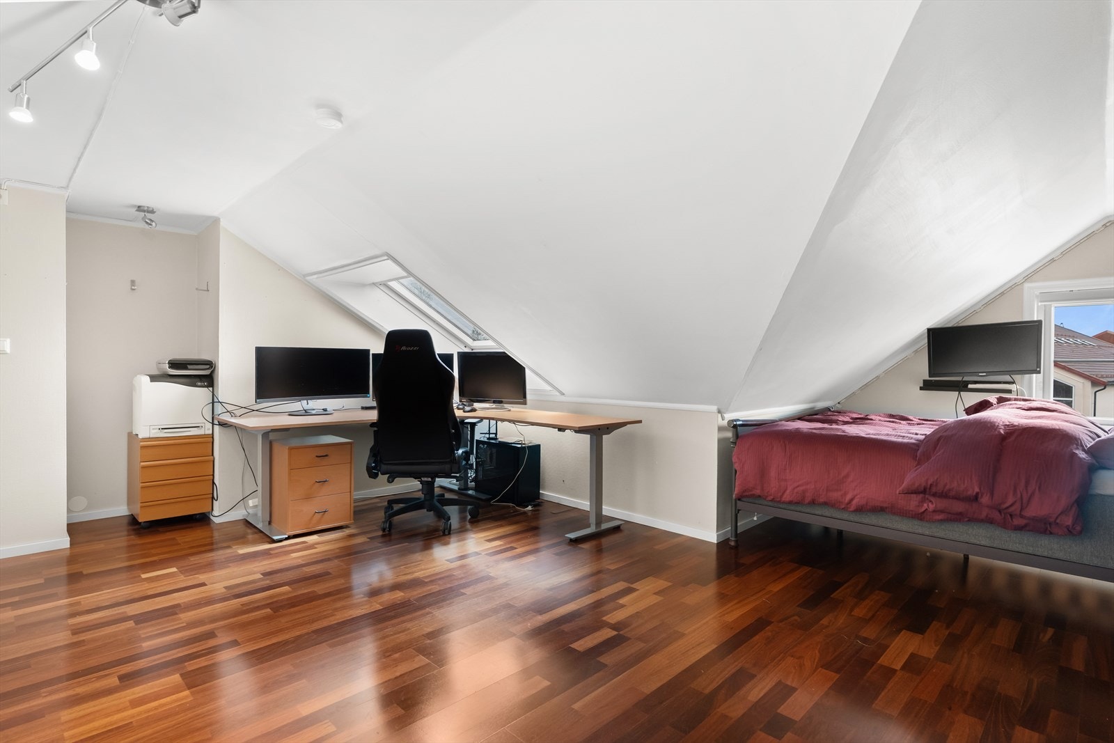 Det ene soverommet har god plass til kontorpult, og det er lysinnslipp både fra takvindu og vanlig vindu. Galleribilde