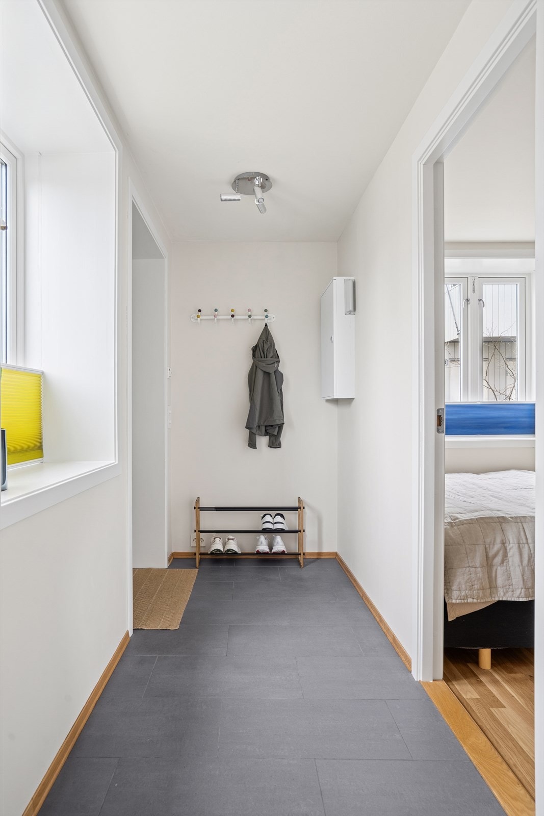 Entreen er lys og innbydende med fliser og gulvvarme. Galleribilde