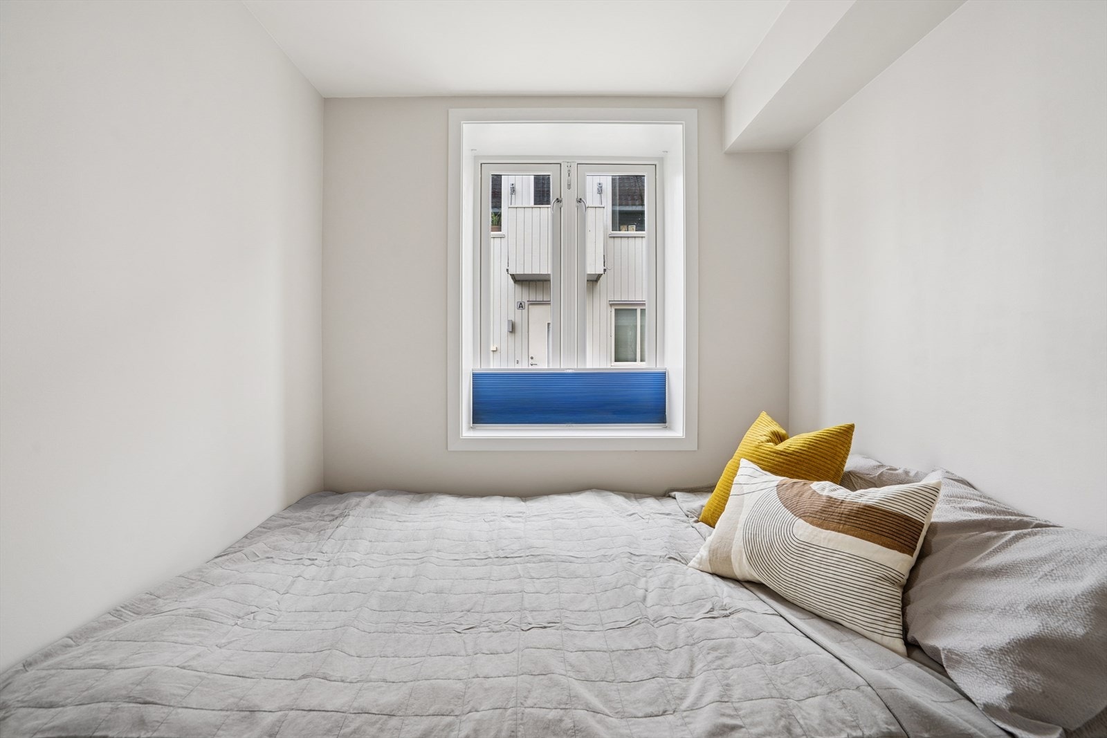 Soverommet vender ut mot bakgården. Galleribilde