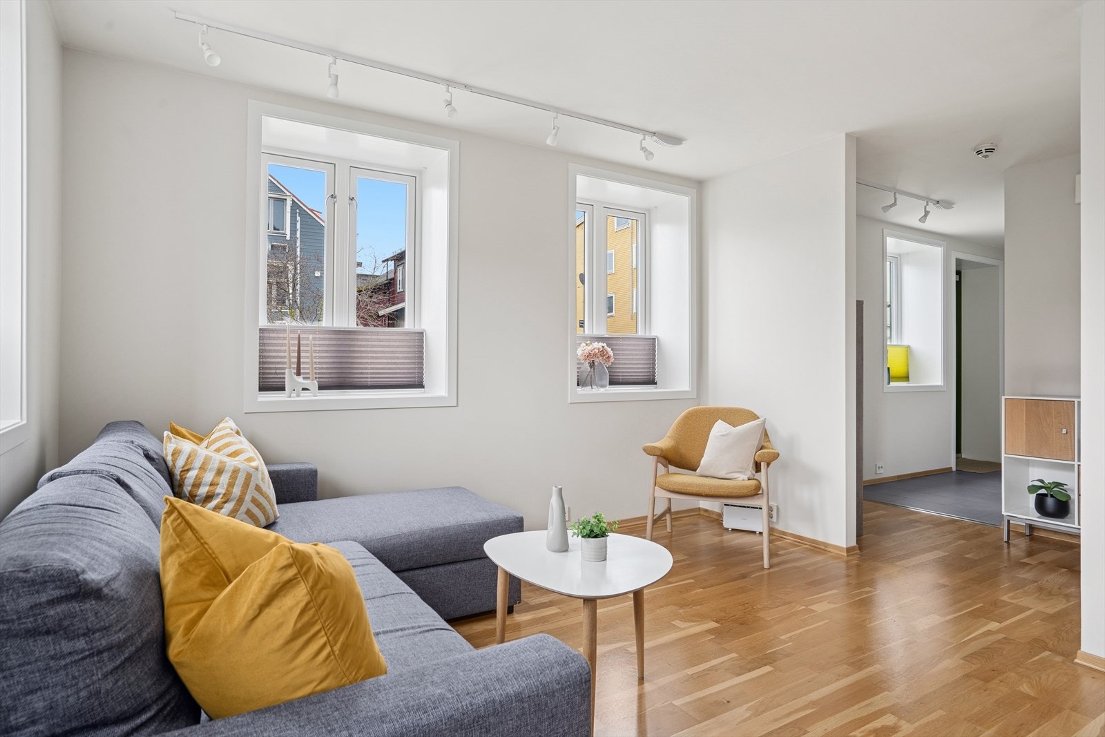 Store vinduer i stuen slipper inn godt med lys. Galleribilde