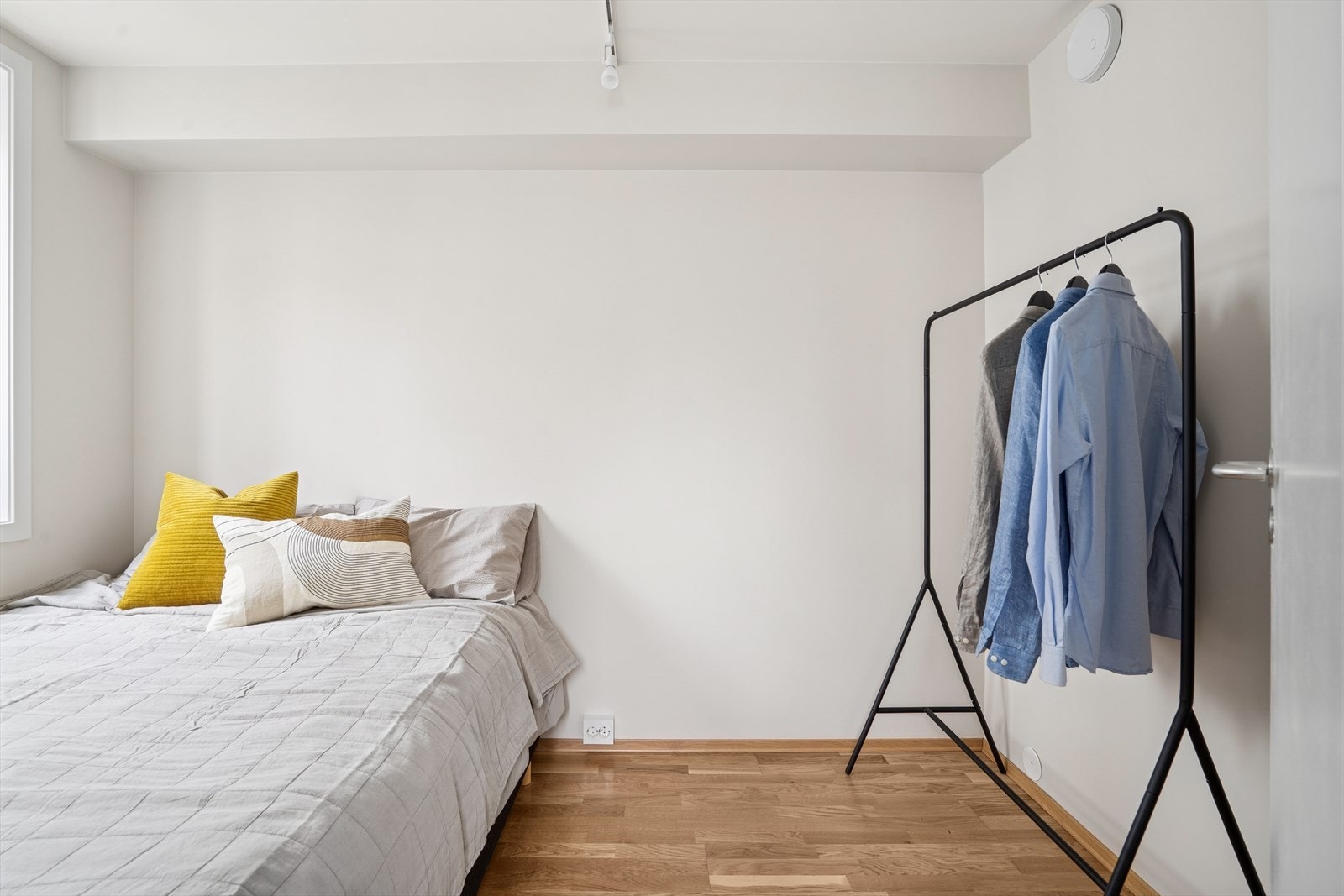 God plass til dobbeltseng og garderobeskap. Galleribilde