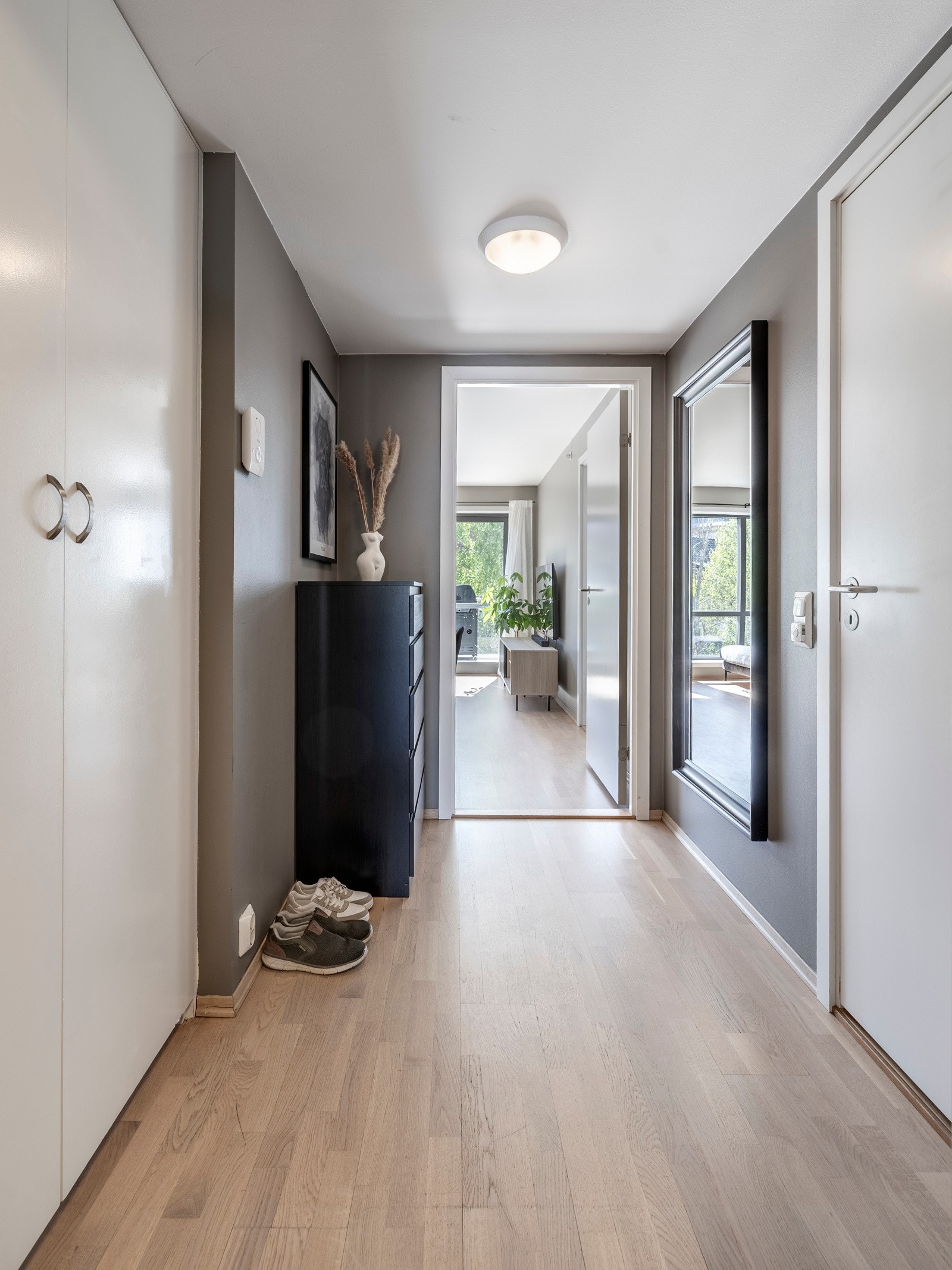 Entréen fremstår stilren med nøytrale fargetoner og tre-stavs parkett på gulvet. Galleribilde