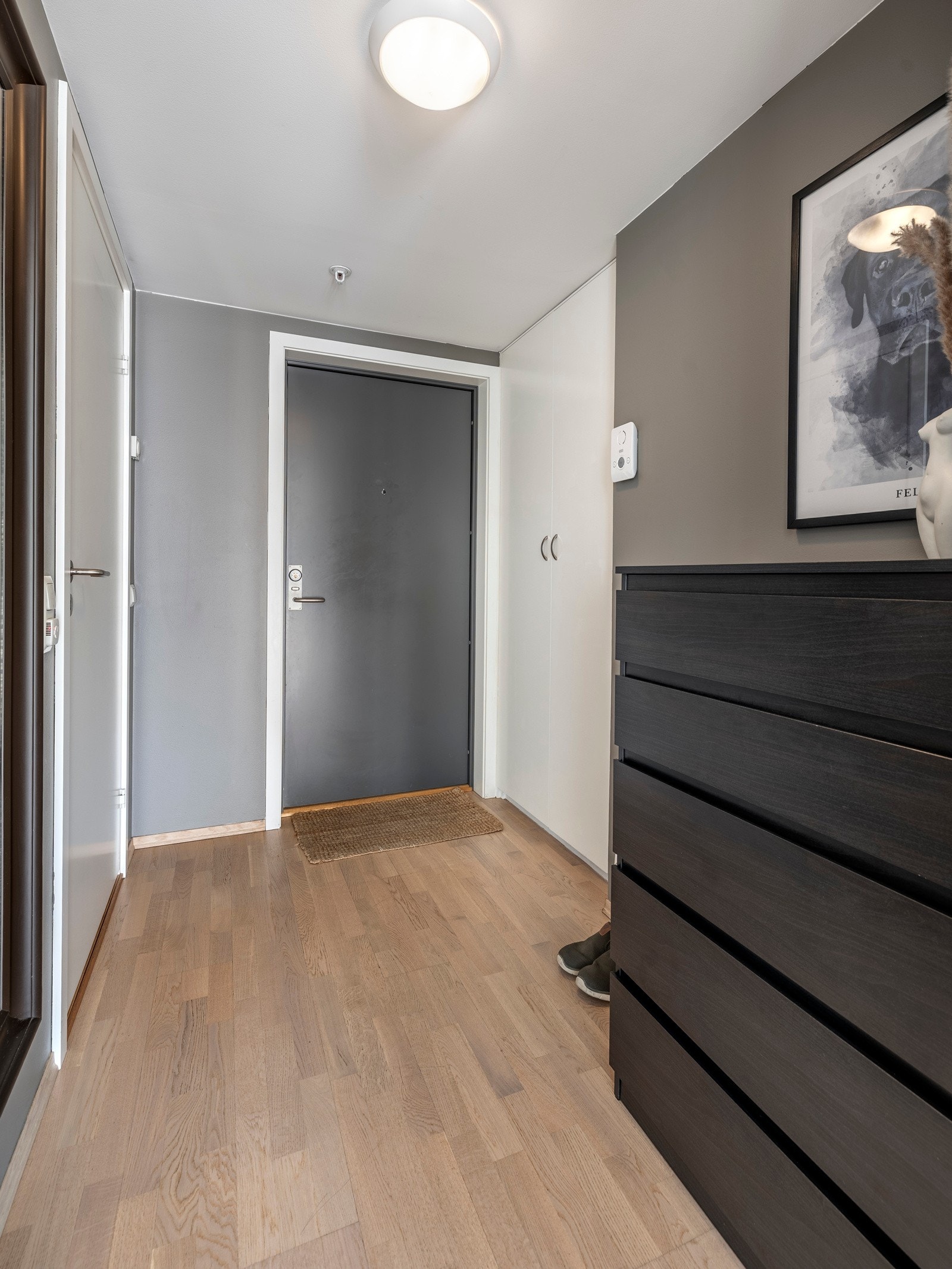 Leiligheten ligger i byggets fjerde etasje og har adkomst via felles trapperom med heis. Galleribilde