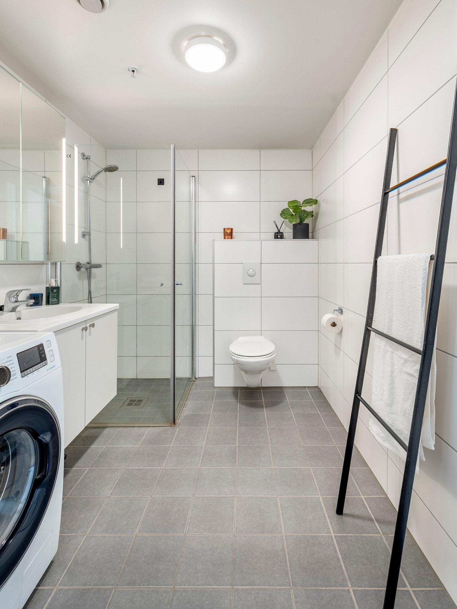 Badet har flislagte vegger og gulv samt varmekabler. Galleribilde