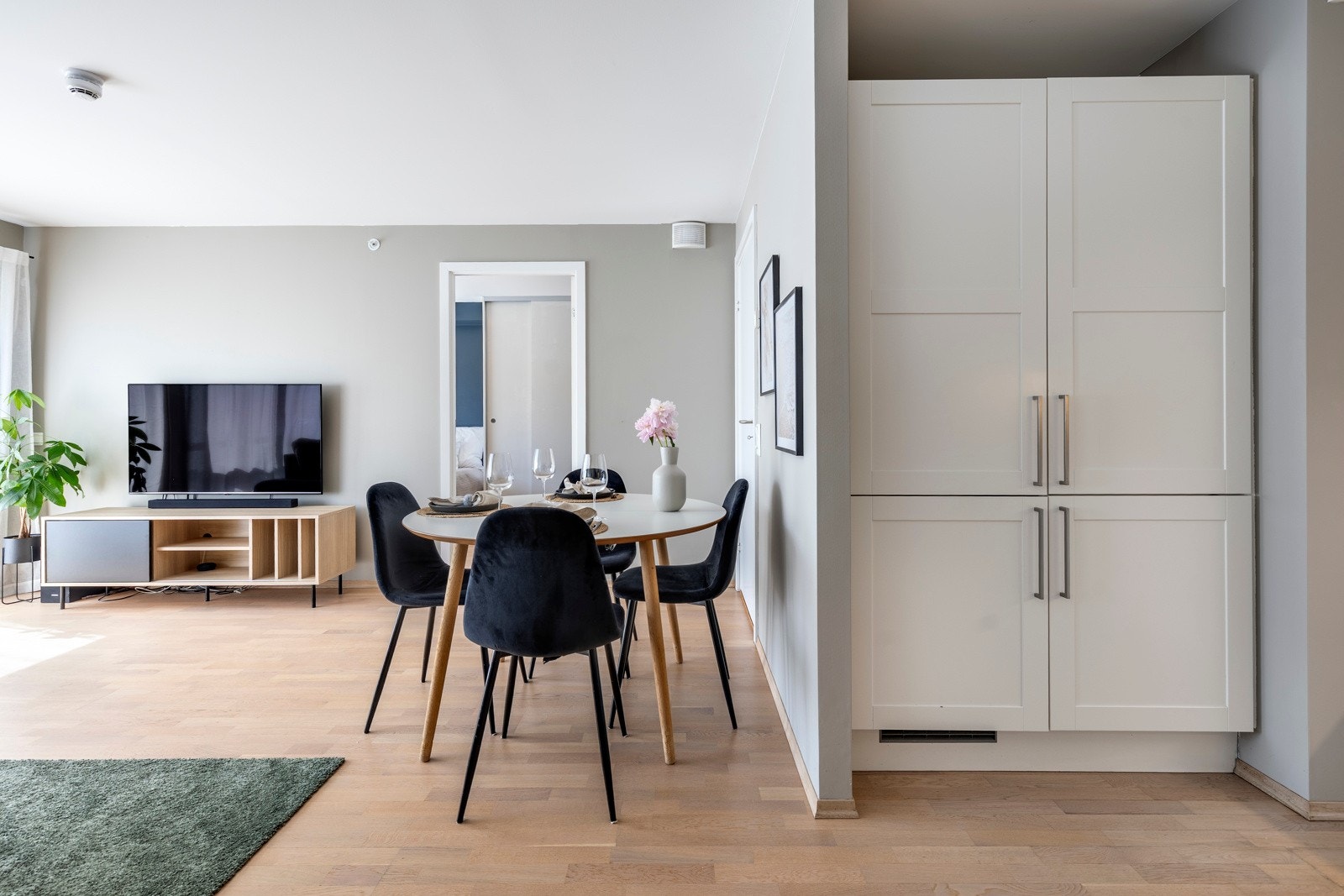 Kjøkkenet har rikelig med benke- og lagringsplass. Galleribilde