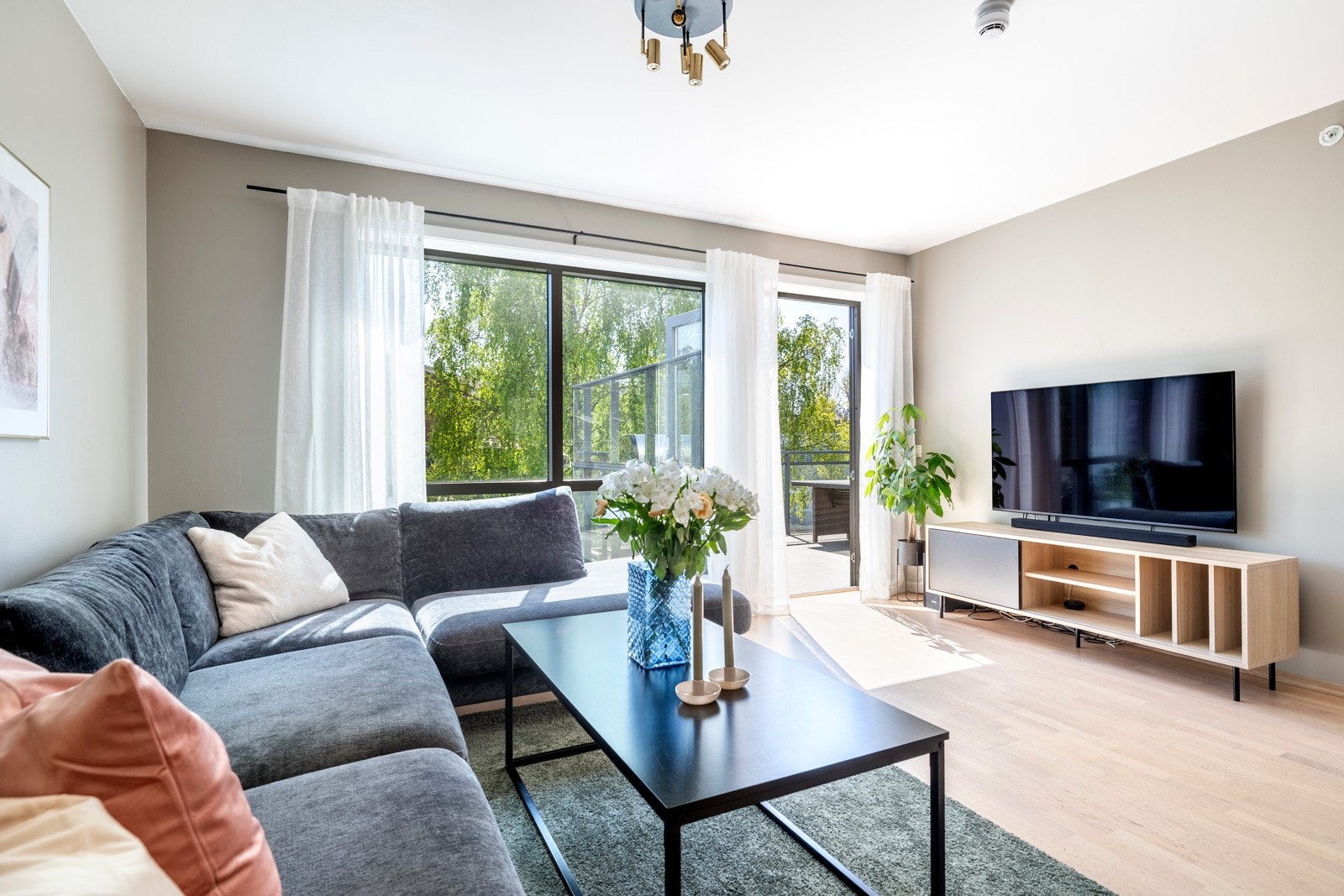 Stuen har store vindusflater som slipper inn rikelig med naturlig lys. Galleribilde