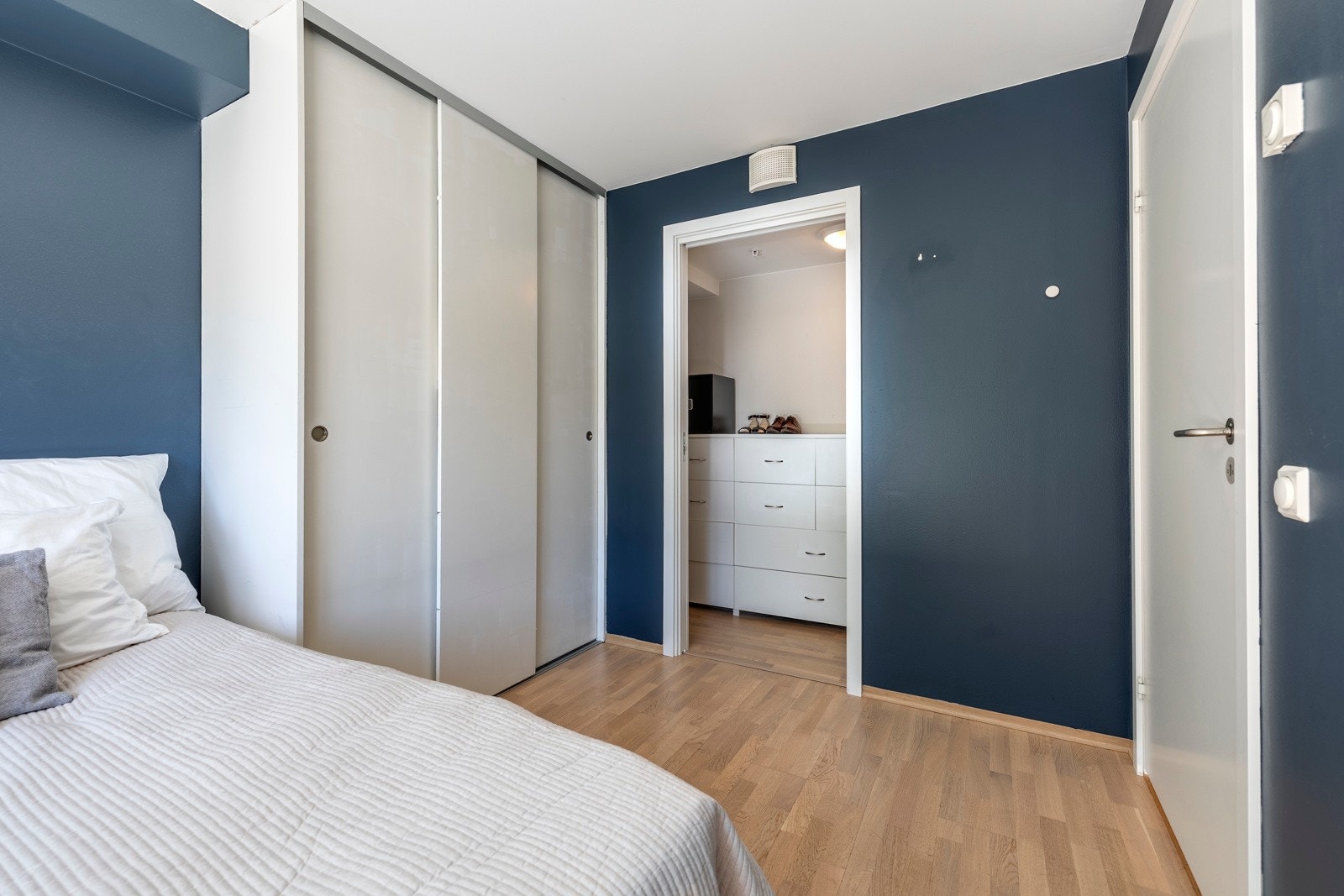 Her er innredet med en praktisk skyvedørsgarderobe Galleribilde