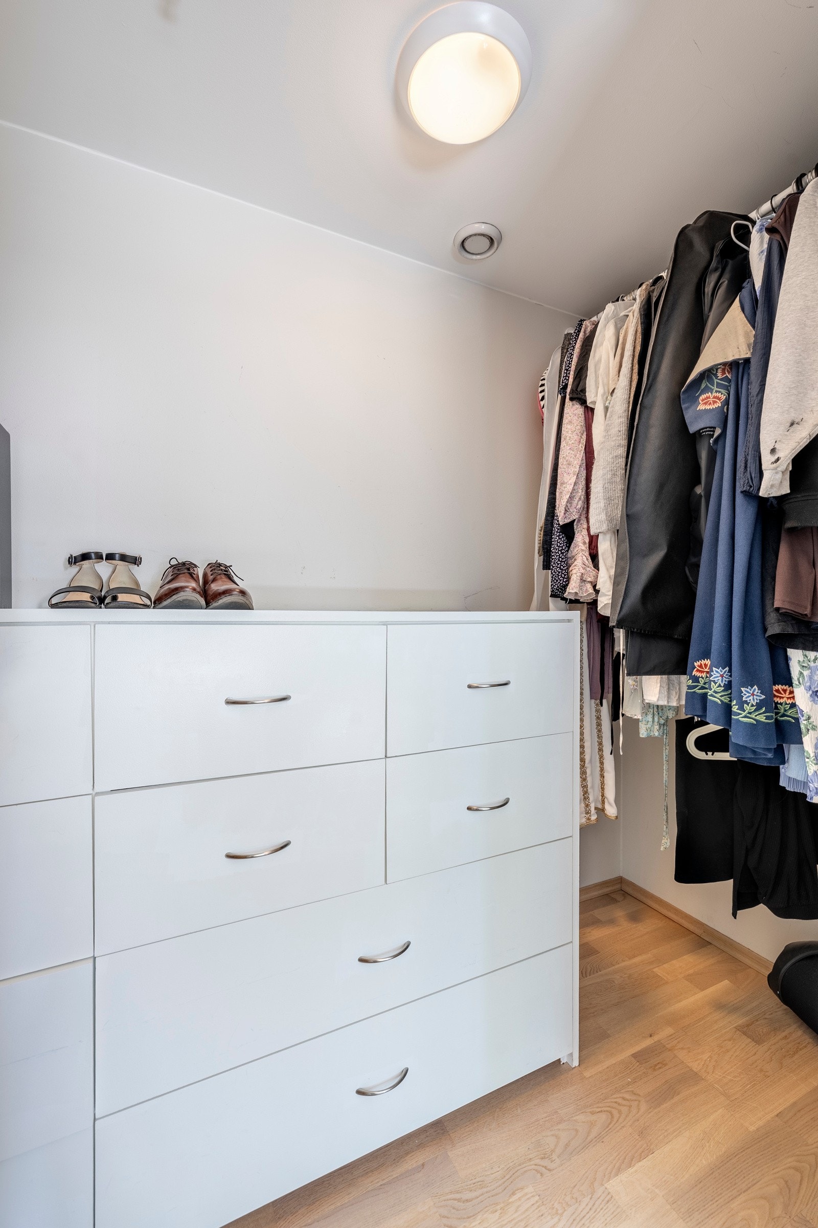I tillegg har rommet adkomst til et eget garderoberom med gode oppbevaringsmuligheter. Galleribilde