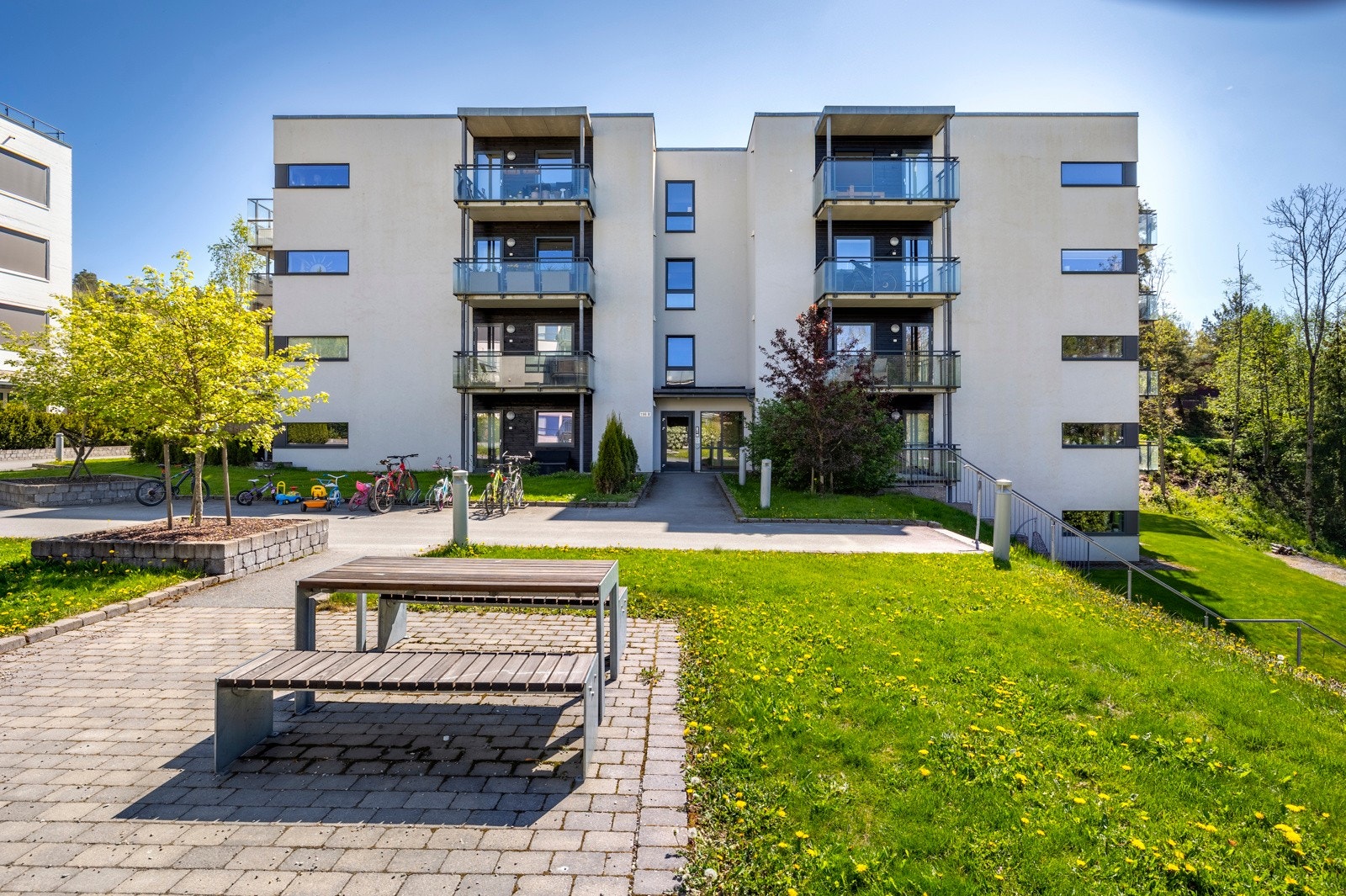 Det er flere sitteplasser på fellesområdene til sameiet. Galleribilde