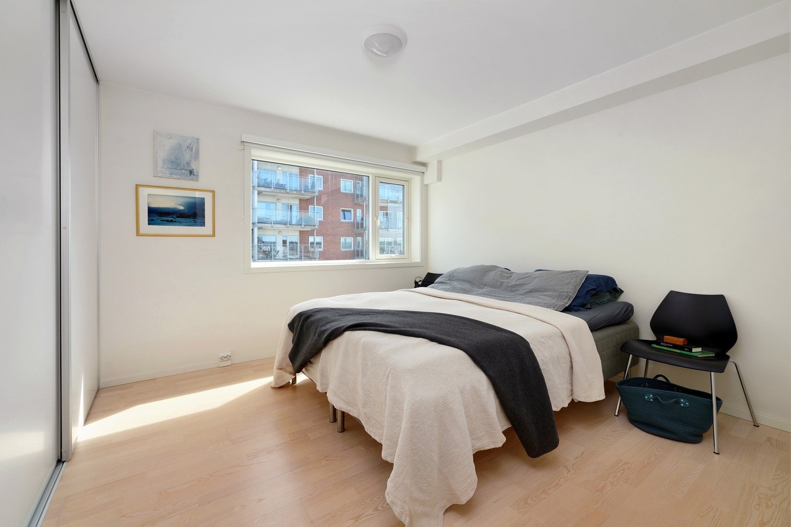 Soverom med god plass til dobbeltseng, nattbord og skyvedørsgarderobe. Galleribilde
