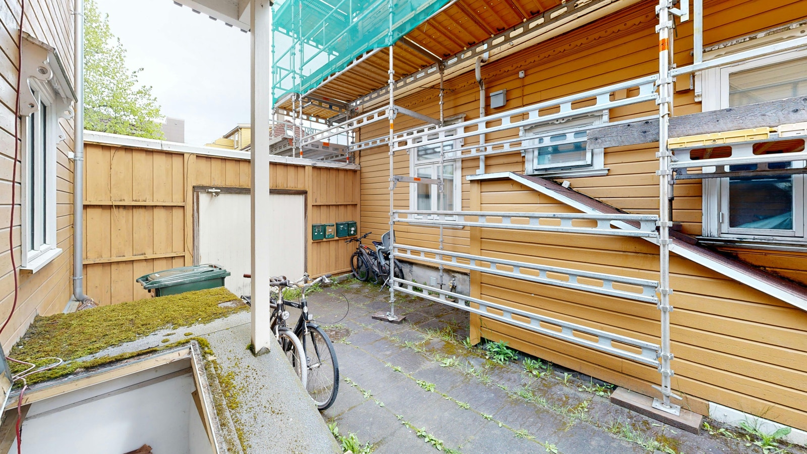 Tilgang til leiligheten via bakgård Galleribilde