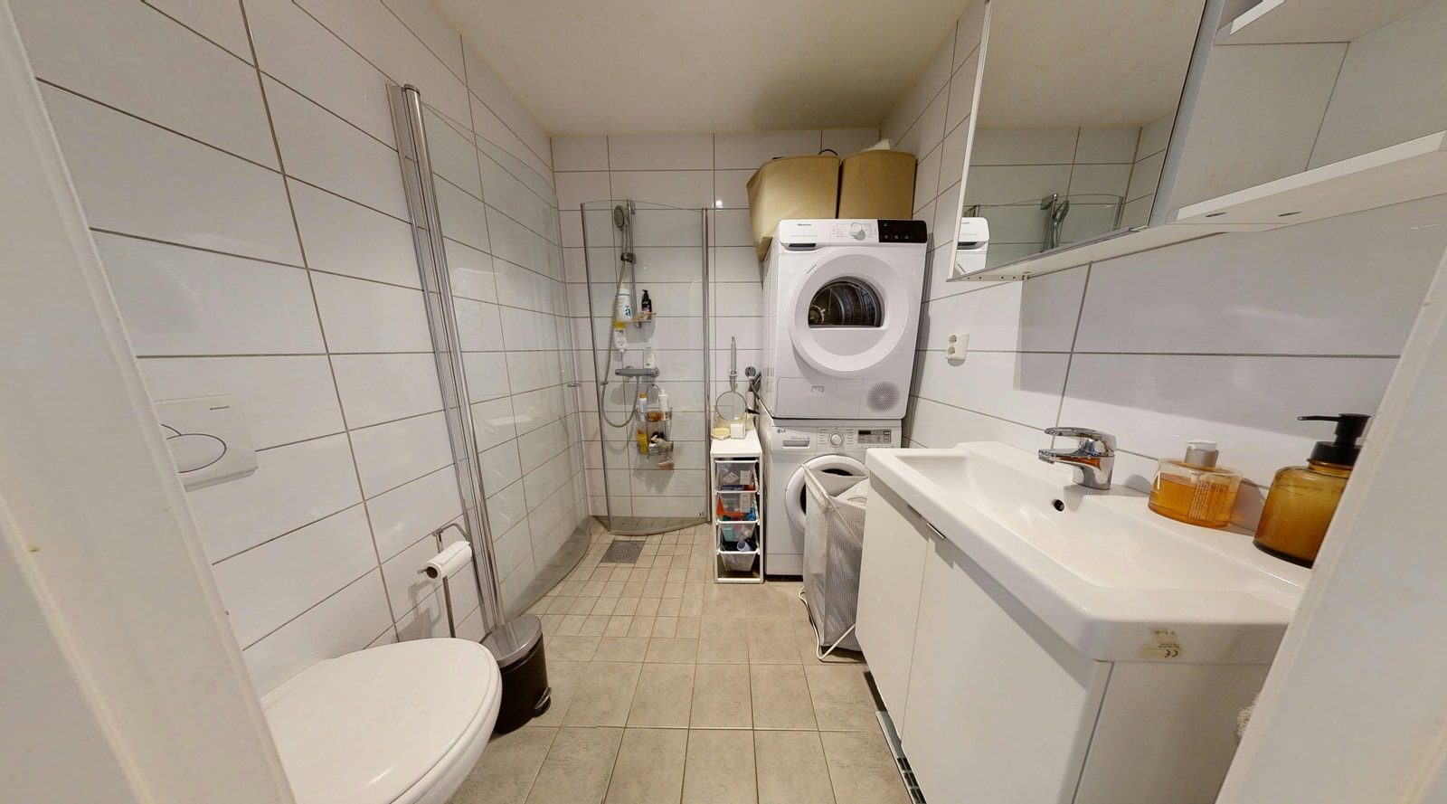 Flott, romslig bad. God plass til både vaskemaskin og tørketrommel. Galleribilde