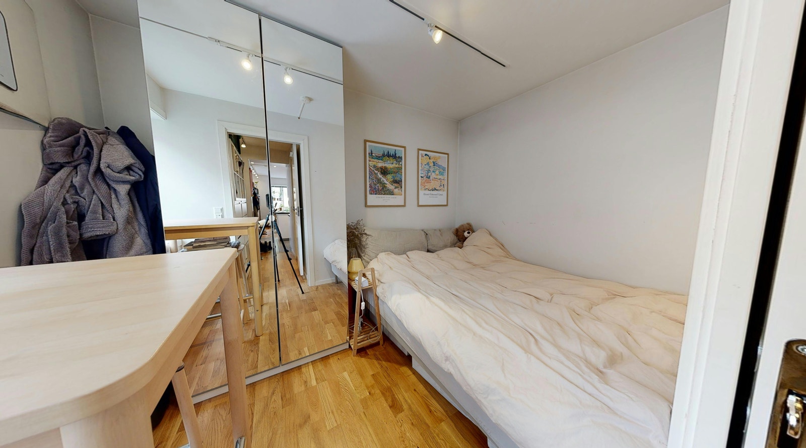 Soverom. Her innredet med 1.60 cm seng. Fint mulig å få plass til 1.80 cm seng. Galleribilde