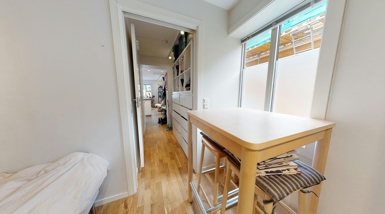 Praktisk skyvedør inn til soverom for å spare plass. Galleribilde