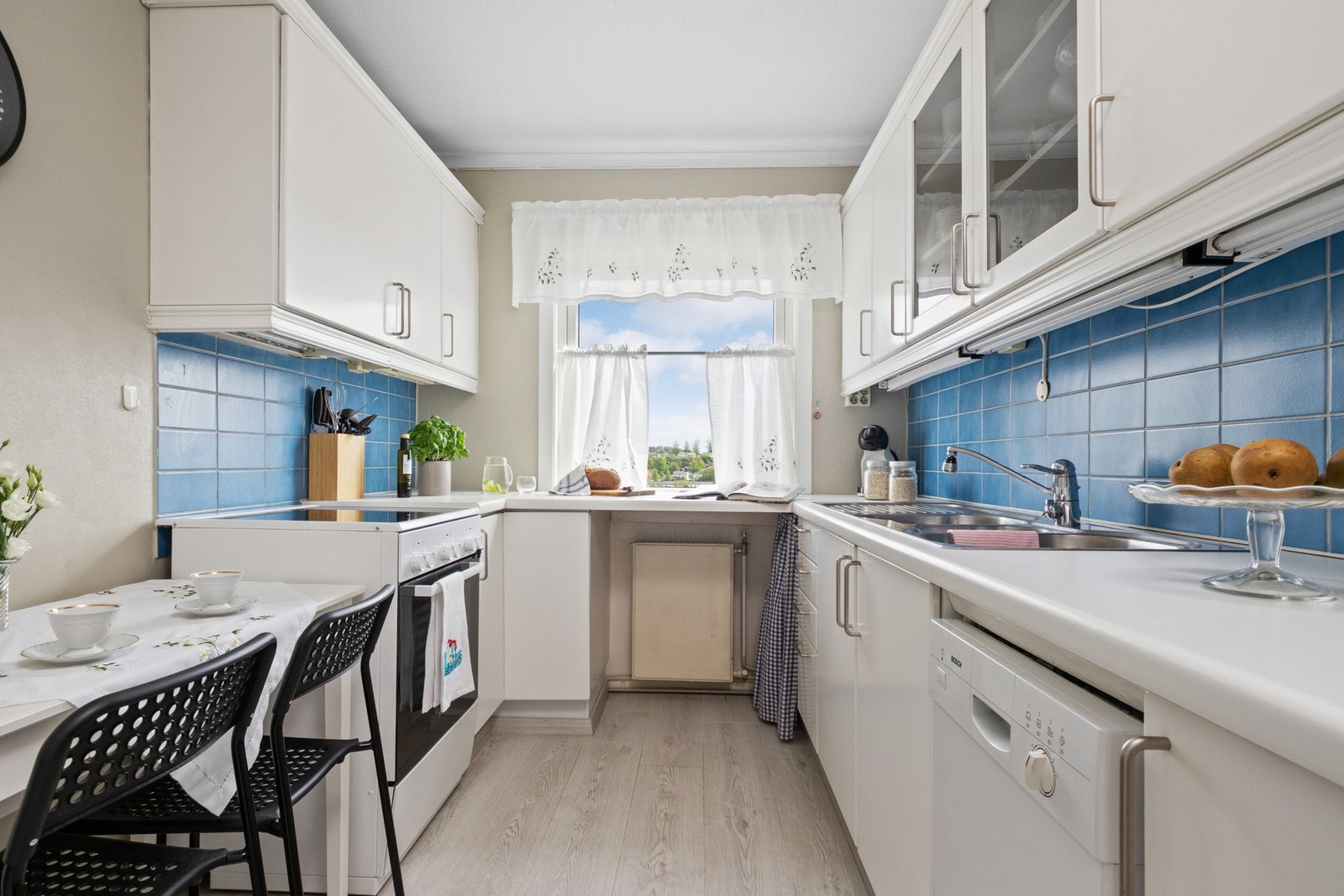 Kjøkkenet har god benkeplass og rikelig med oppbevaring i skap Galleribilde