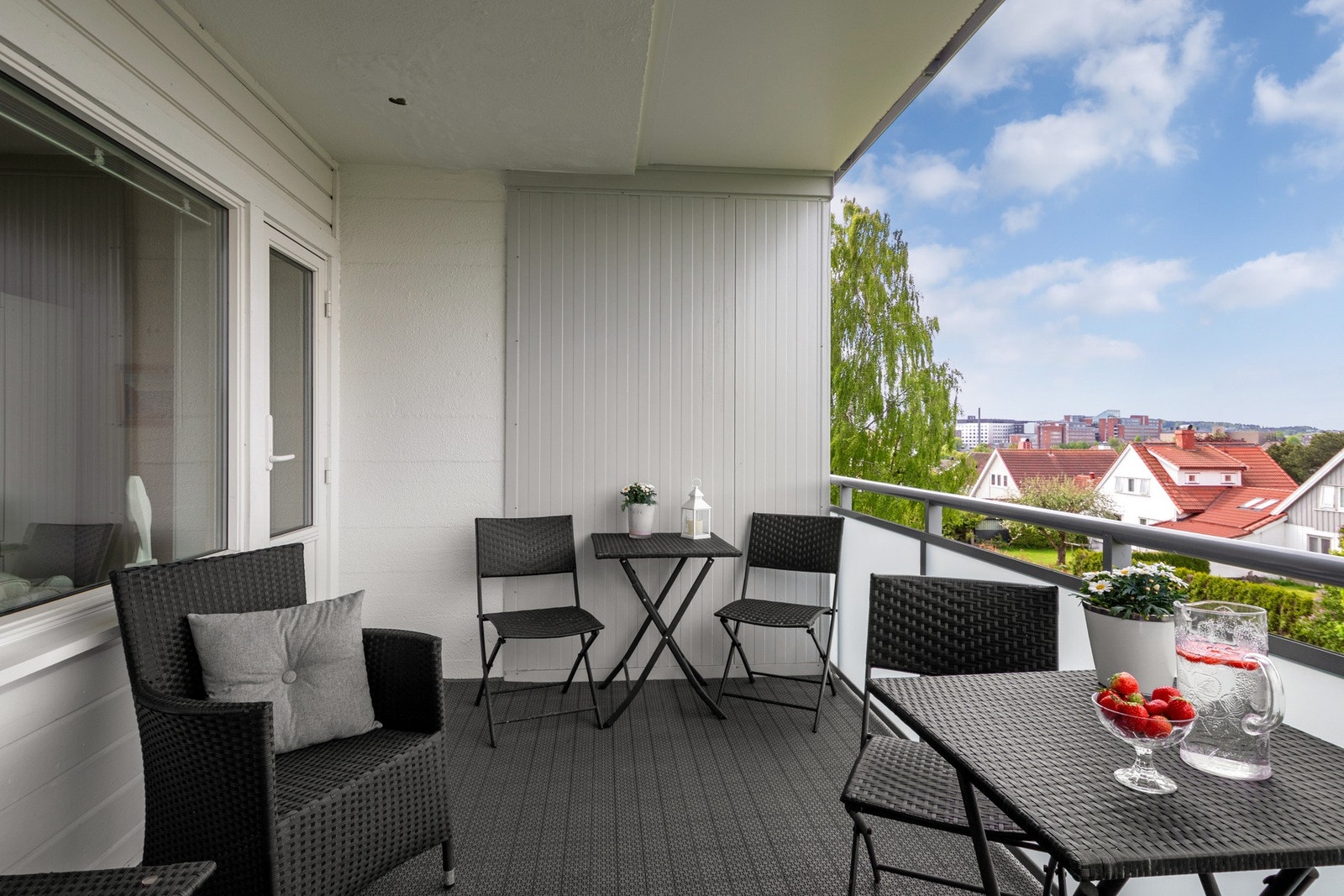 Stor og solrik balkong Galleribilde