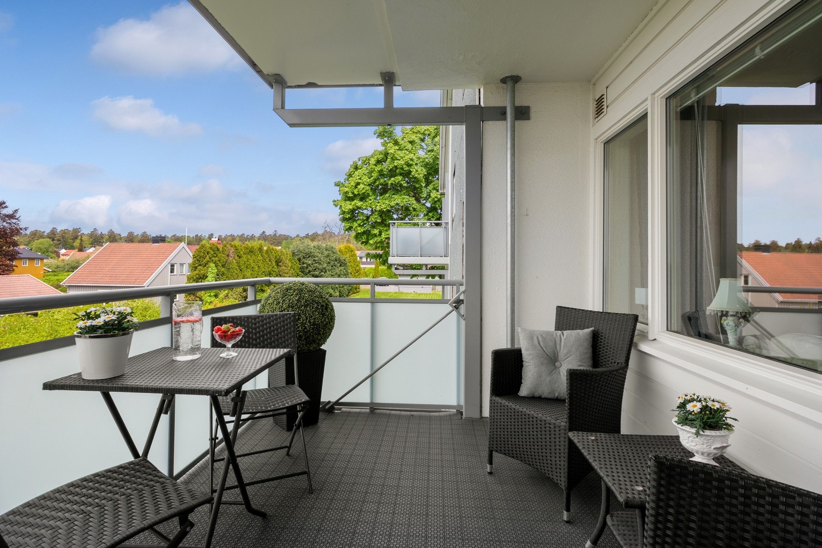 Stor og solrik balkong Galleribilde